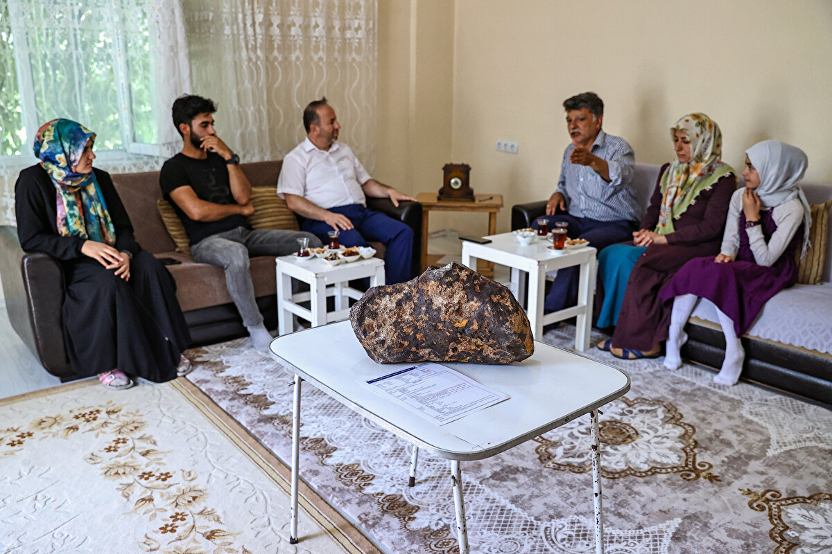 Hezer, taşı ilk gördüğünde diğerlerinden farklı olduğunu anladığını, bu nedenle incelemek için eve götürmeye karar verdiğini söyledi.  Taşın ebat olarak küçük olmasına rağmen, kütlesinin ağır olduğunu belirten Hezer, bunun meteor olduğundan şüphelenerek internetten gök taşlarıyla ilgili araştırma yapmaya başladığını anlattı.  Göktaşlarını tespit eden bazı yerlere numuneler gönderdiğini ancak olumsuz rapor verildiğini aktaran Hezer, şöyle konuştu:
