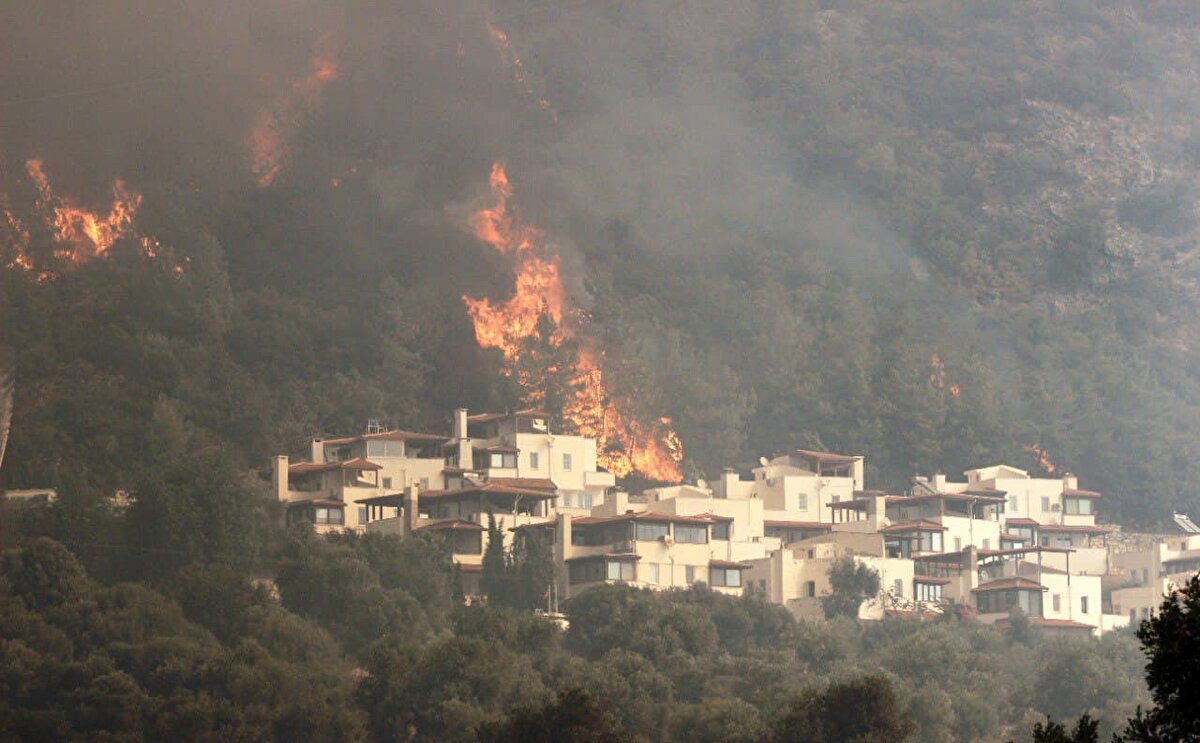 Geren mevkiinde akşam saatlerinde hafifleyen yangın, sabah rüzgarın da etkisiyle bir anda kuvvetlendi. Arazinin sarp ve kayalık olması ekiplerin karadan müdahalesini zorlaştırırken, havanın aydınlanmasıyla birlikte helikopterlerle havadan müdahale başladı.