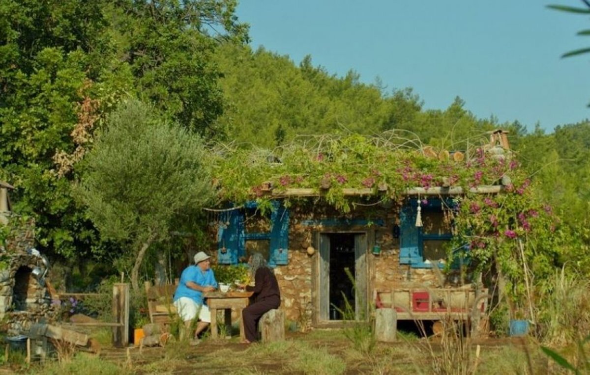 Esen, Hepimize geçmiş olsun. Mandıra Filozofu filmine ev sahipliği yapan eşsiz güzellikteki Çökertme Koyu artık bir kül yığını. Cennetti, cehenneme döndü maalesef. Kelimeler kifayetsiz. Arayan soran tüm dostlarımıza teşekkür ederiz... dedi.