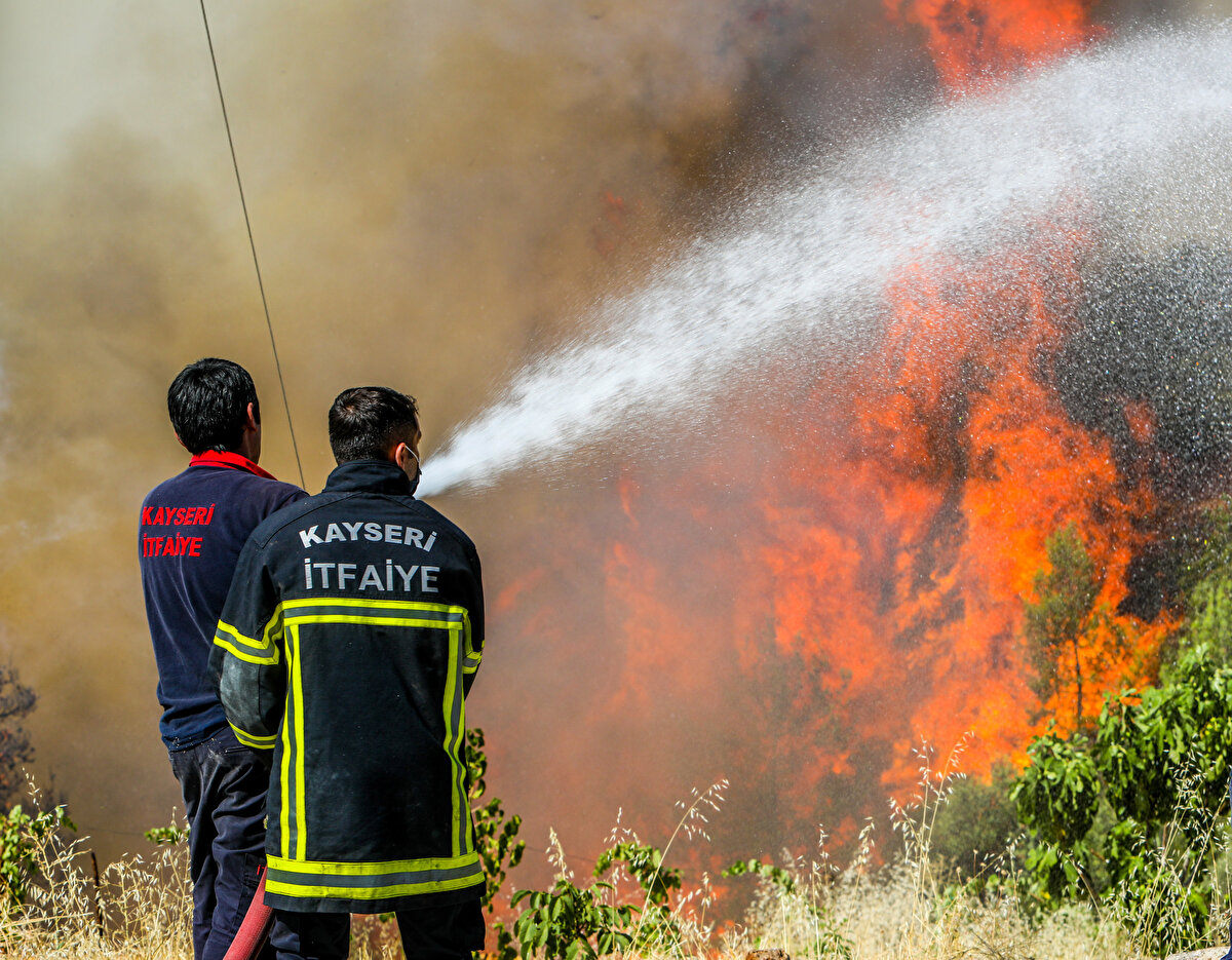Manavgat'ta 1 haftadır devam eden orman yangınıyla mücadele için 40 ilden itfaiye ekipleri, bölgeye geldi. Yerleşim yerlerine yangının ulaşmaması için hem söndürme hem de soğutma çalışmalarına destek veren itfaiyeciler, zaman zaman tehlikenin ortasında kaldı. Orman ekipleri, 40 dereceyi aşan sıcaklıkta üzerlerinde 400 derece alevlere dayanıklı kumaştan üretilen tulumlar, yanmayan ve elektrik iletmeyen özel çizmeler giyiyor. Ekipler, yeşil alanda alevlerle mücadele ederken destek için gelen itfaiye ekipleri ise yerleşim bölgesinde görev alıyor.