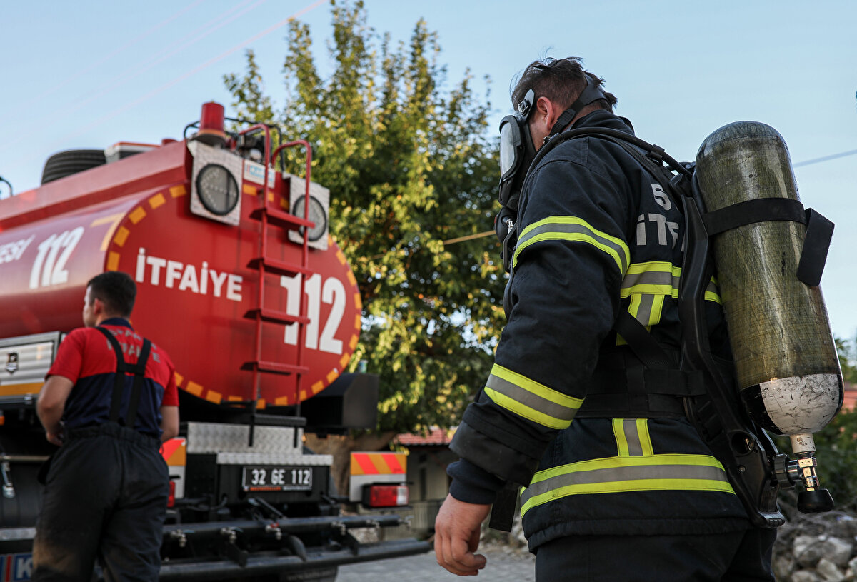 İtfaiye ekipleri, yangına özel kıyafetlerle müdahale ediyor. Üzerlerinde 400 derece ısıya dayanıklı kumaştan üretilen tulum bulunan itfaiye erleri, yanmayan ve elektrik iletmeyen özel çizme giyiyor. Oksijen tüpünü sırtından indirmeyen ve maske takan ekiplerin üzerlerinde tam teçhizatlı 50 kiloya ulaşan ağırlık bulunuyor. Ayrıca kıyafetleri ıslanmadan önce 20 kilo, ıslanınca ise 2 katı ağırlığa çıkıyor.