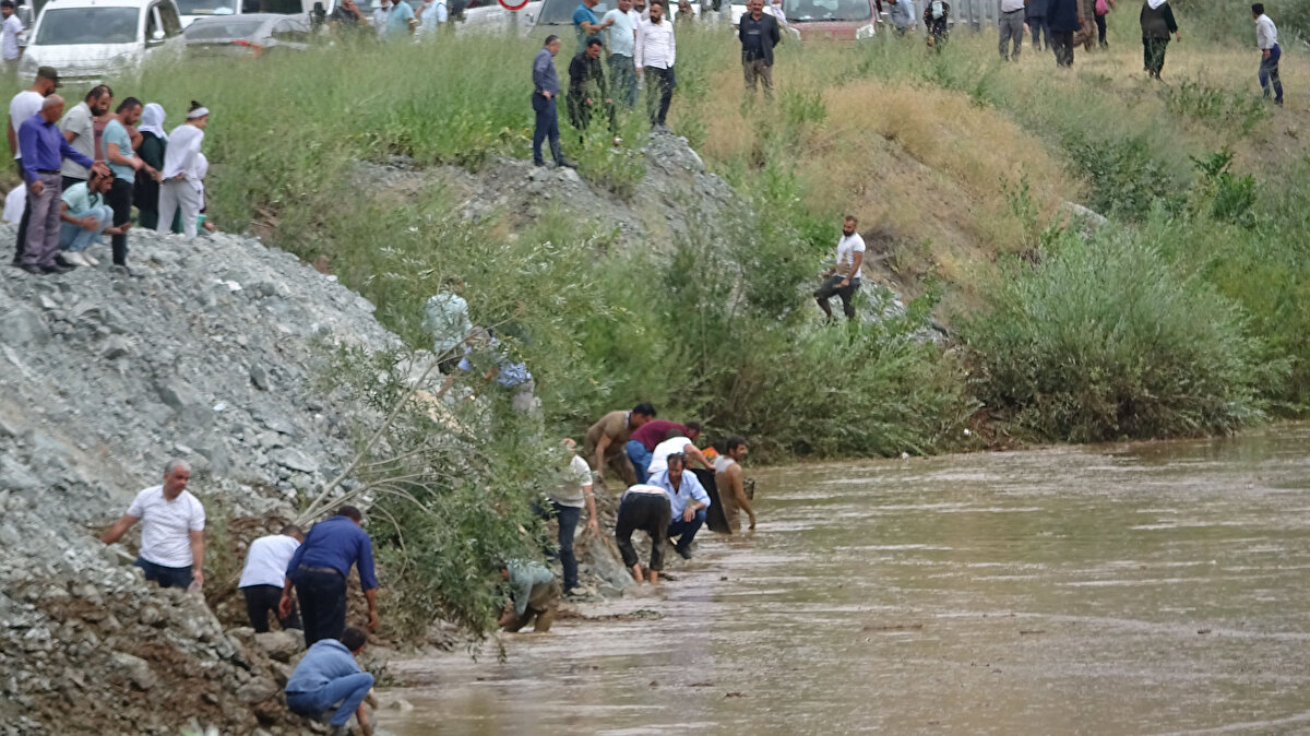 Hakkari'nin Yüksekova ilçesinde bu öğle saatlerinde etkili olan sağanak, sele neden oldu. İlçeye bağlı Akalın ve İnanlı mahallelerindeki birçok ev sel suları altında kalırken, Van- Hakkari karayoluna inen heyelan ve sel, Zap Suyu'nun taşmasına neden oldu. Taşan Zap Suyu'nda binlerce balık ölüsü su yüzüne çıktı.