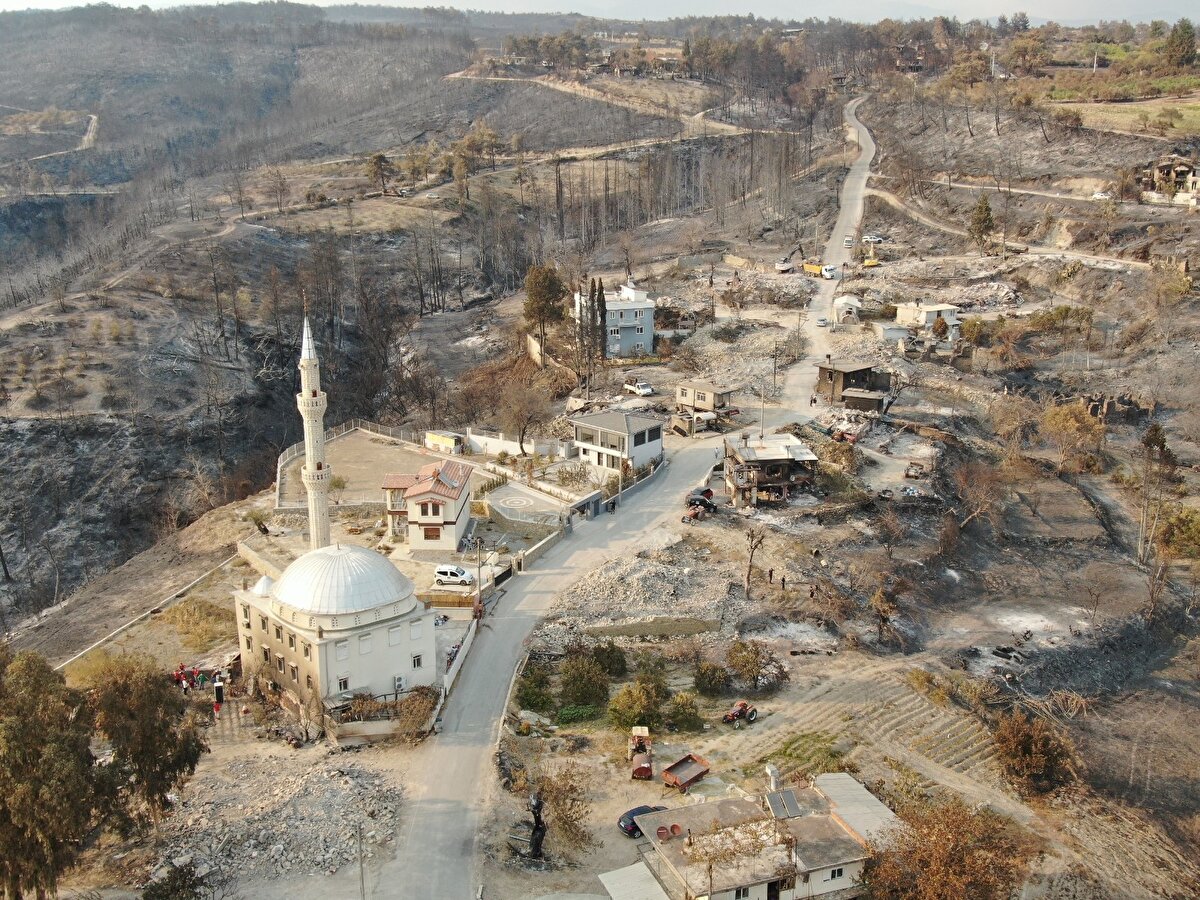 Antalya'nın Manavgat ilçesinde bir hafta önce başlayan orman yangını devam ediyor. Yangından en fazla etkilenen mahalle olan Kalemler Mahallesi'nde yaklaşık 65 ev yanarak küle döndü. Yangından sonra evlerine dönen vatandaşlar, geride kalan eşyalarını yanlarına alarak mahalleden ayrıldı. Çevre ve Şehircilik Bakanlığı'ndan gelen ekipler, zarar gören evleri tespit ederek tek tek işaretledi. Yanan evlerin yıkımına başlandı.