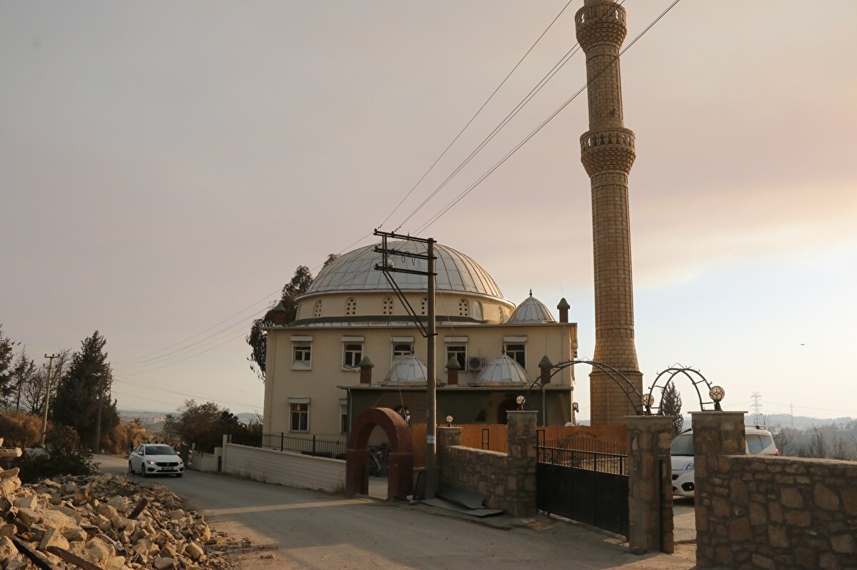 Mahalle sakini Adem Özer, “Bizim evimiz çok hasarlı idi, yıkıldı. Köyümüzün camisinin pencereleri ve plastikleri yanmış. Gerisinde bir hasar yok. Ama yine de bir toparlanması lazım. Duvarlarının boyanması lazım. Yaklaşık 65 ev yandı. Arabası yanan var. Erdik, bittik, kül oldu. Cumhurbaşkanımız geldi, eskisinden daha güzelini yapacaklarını söyledi. Kendisine teşekkür ederiz" sözlerine yer verdi.