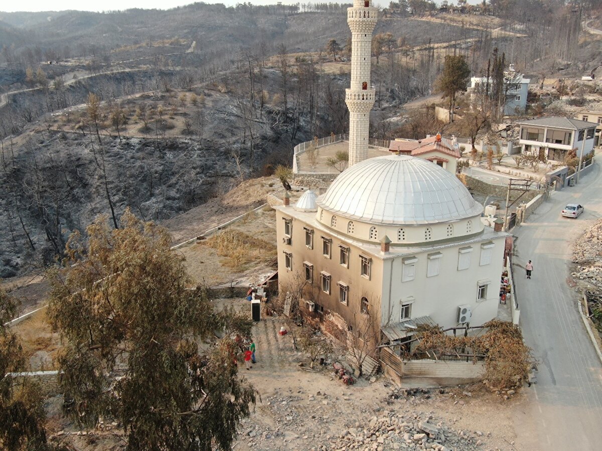 Öte yandan yangında mahallenin hemen ortasında bulunan Kalemler Camii'nin sadece dış duvarlarının alevlerden etkilendiği görüldü. Caminin çevresinde bulunan evler küle dönerken, caminin sadece dış duvarında duman izlerinin kalması şaşkınlık oluşturdu. Yangında caminin pencerelerinde bulunan panjurların da ısıdan dolayı eridiği görüldü. Vatandaşlar tarafından şimdilik kullanılmayan camii, yangıdan zarar gören vatandaşlara getirilen eşyalara ev sahipliği yapıyor. Çeşitli illerden getirilen yiyecek ve diğer malzemeler cami içerisinde toplanmaya başlandı.