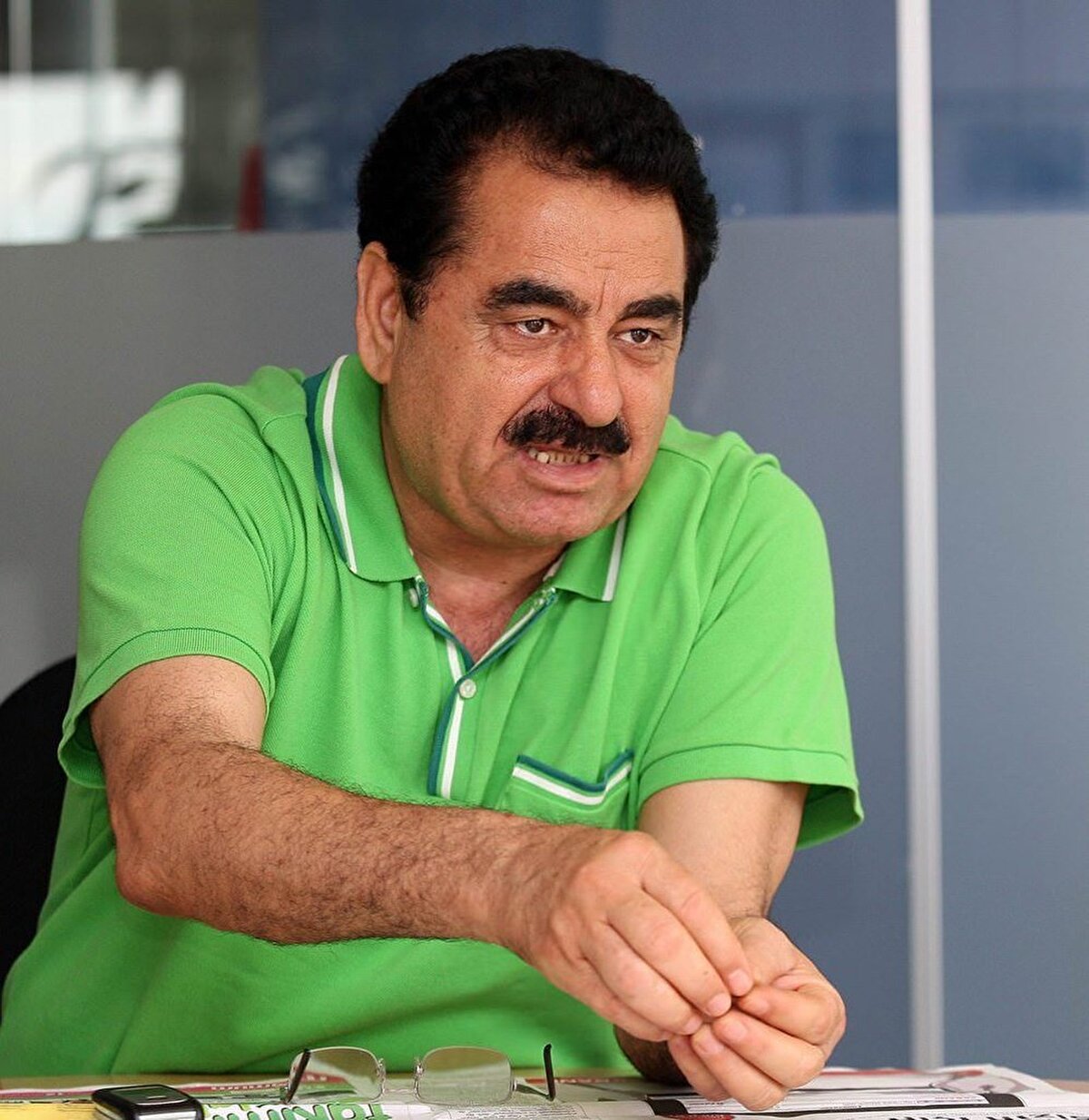 İnşaatlarda soğuk demir ustalığı yapmıştır. İnşaatta türkü söylerken Adanalı bir sinemacı tarafından keşfedildi. İlk başlarda Adana'da daha sonra Ankara'ya gelerek burada gazinolarda, pavyonlarda sahne aldı.1974'te Ankara'daki Kınalı Pavyon'da söylediği Ayağında Kundura ile ünlenerek önce Ankara Radyosu'na, sonra da bir yılbaşı gecesi televizyona çıktı. 70'li yılların ortalarına doğru İstanbul'a geçerek burada sahne almaya başlamıştır.Burada, kendisine soyadını veren müzisyen Yılmaz Tatlıses ile tanıştı. 