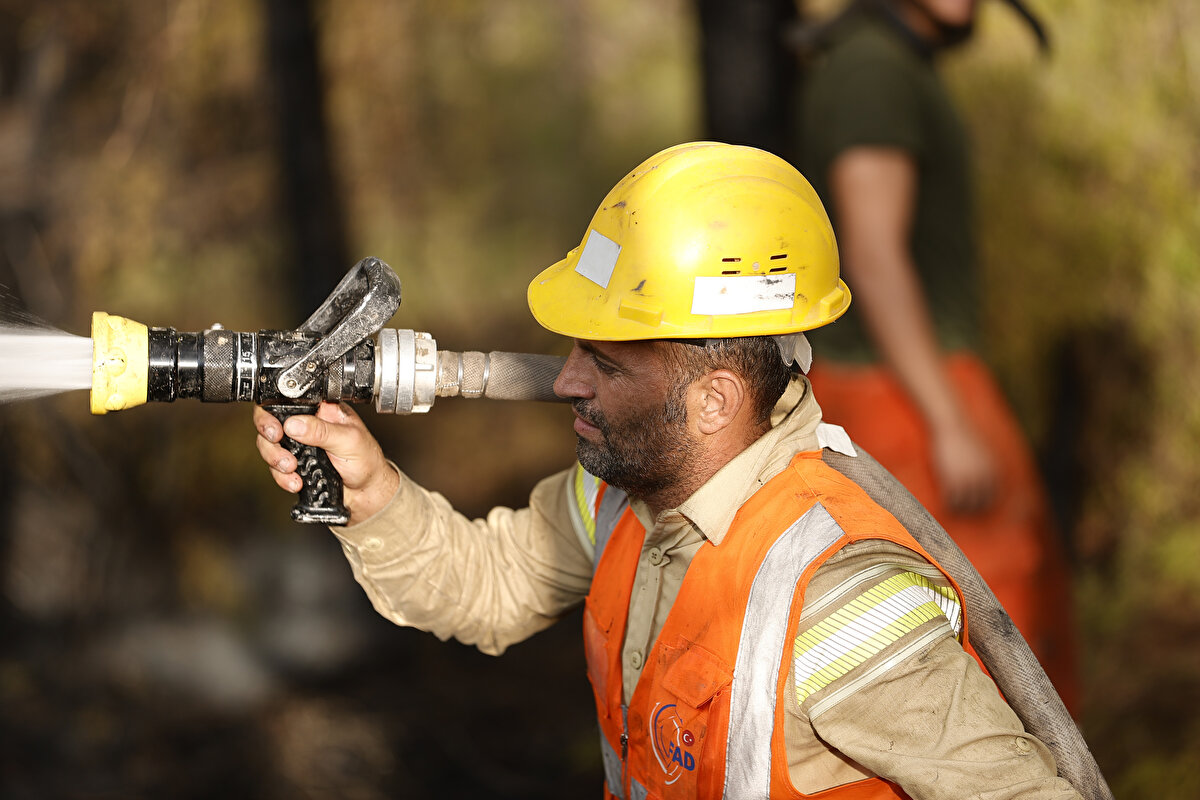 İşçilerden Nardir Kaya, arazözün hortumunu çekerken ayağının kayması sonucu düşerek yaralandı.
