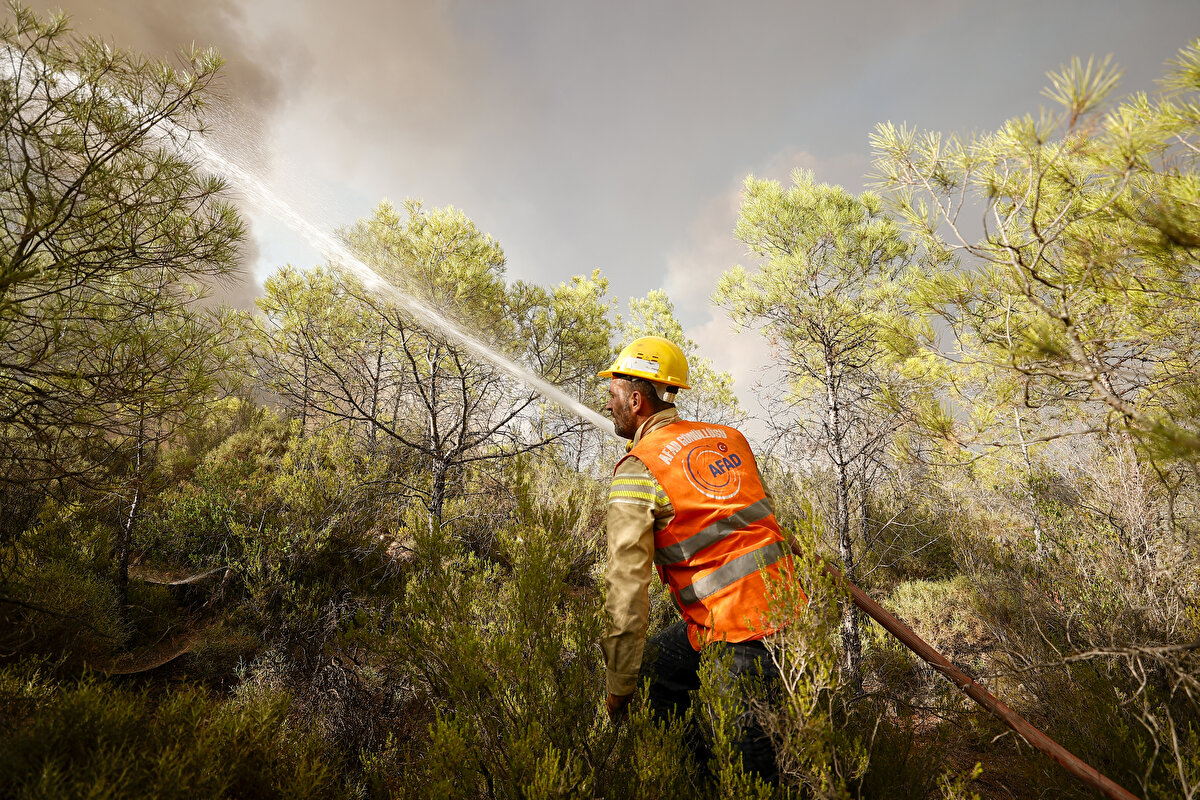 Taş evler yapan bir şirketinin bulunduğunu aktaran Kaya, şöyle konuştu:

"Yangınla mücadelede ağabeyimin boşluğu oluşsun istemedim. Hemen ağabeyimin yerine gönüllü geldim. Aynı ekiple çalışıyorum. Hortum çekiyorum, yangına müdahale ediyorum. Sadece bir ağacı kurtarmak için bile her şeyi yaparız. Bu savaşta ağabeyimin arkadaşlarını yalnız bırakamazdım. Memleket de ağaçlar da bizim. Ben gönüllüyüm. Hiçbir karşılık beklemeden çalışıyorum. Kaç gündür evime hiç gitmiyorum. Ailemle telefonla konuşuyoruz sadece. Ama kimse merak etmesin, bu yangını söndüreceğiz."