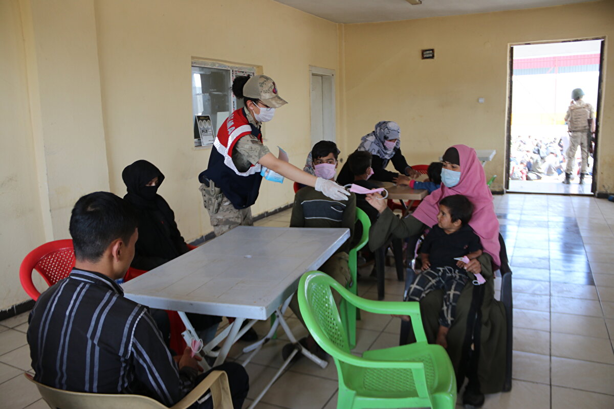 Havasızlıktan ve açlıktan bitkin düşen düzensiz göçmenler, olay yerine çağrılan 112 Acil Servis ekipleri tarafından sağlık kontrolünden geçirildi. İl Göç İdaresi görevlilerince getirilen maske, ekmek, su ve yemek de jandarma ekipleri tarafından göçmenlere dağıtıldı.