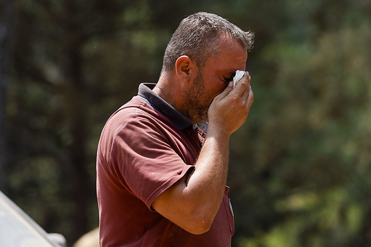 Ekip arkadaşları adına konuşan işçinin, "Son dakikaya kadar ayrılmayacağım bölgeden, helikopter su atsın" anonsunu duyan mesai arkadaşları gözyaşlarına hakim olamadı.
