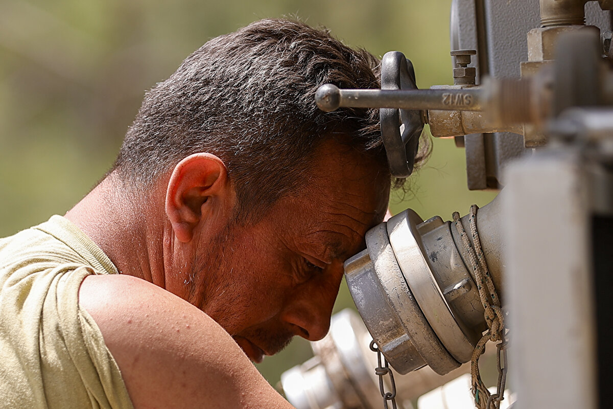 Anonsun ardından alana kısa sürede helikopterle müdahale edildiği, büyük tehlike atlatan işçilerin yangına müdahaleye devam ettiği öğrenildi.
