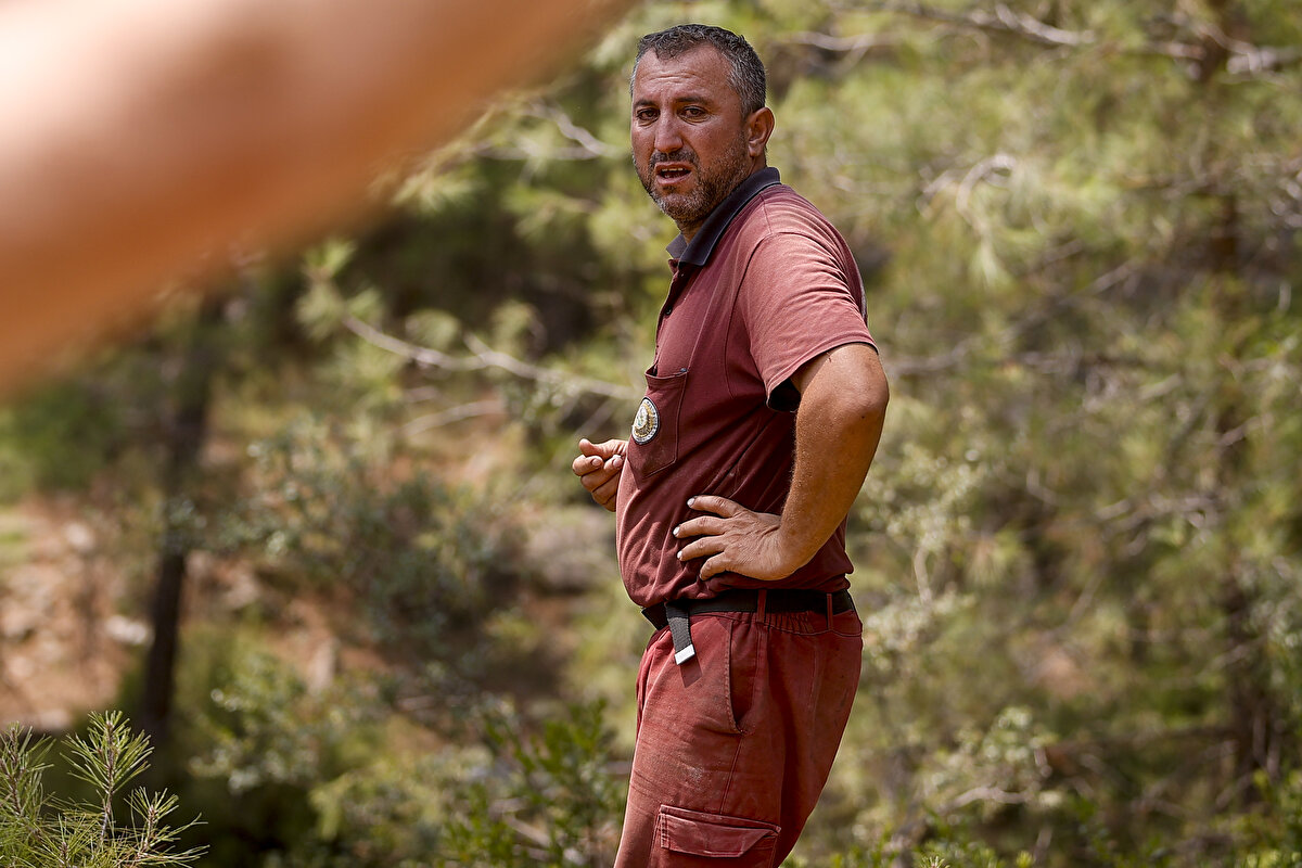 Yaşadıklarını telsizde amirlerine aktararak hava desteği isteyen ekibin çabası Anadolu Ajansı (AA) ekibinin kamerasına yansıdı.
