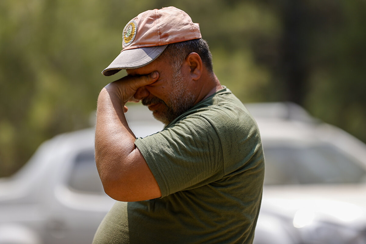Kızıldağ Mahallesi'nde yerleşim yerlerini de tehdit eden ormanlık alandaki yangına müdahale eden S30 kodlu bir arazöz ekibi, birden yükselen alevlerin arasında kaldı.
