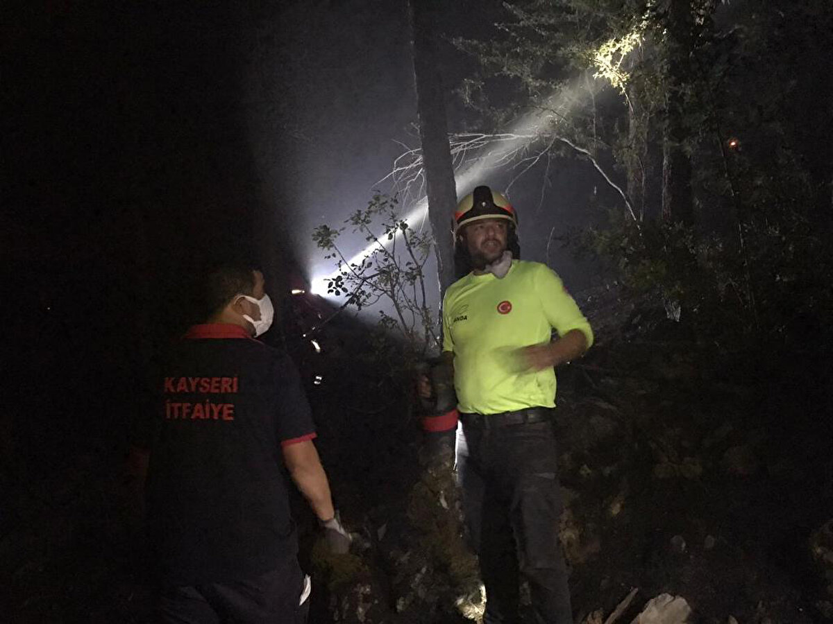 En az 2 hafta daha kalarak yangını söndürmeye çalışacağını belirten Doğan Atalay, gerekirse 1 aya kadar da kalabileceğini söyledi. Yangın bölgesinde aktif olarak çalışan sivil toplum kuruluşuna gönüllü katıldığını belirten Atalay, "Sanki beni bekliyorlardı. Hiç yabancılık çekmedim. Amacımız aynı insanlara yardım etmek. Tahliye kararı alındığında zorluk çektiğimiz zamanlar oldu. İnsanlar evlerinden çıkmak istemiyor. Çevik kuvvet polis hepsi arkamızda yardımcı oluyorlar. İtfaiyeciler olarak biraz zorluk çekiyoruz. İnsanlar bize 'Zaten hepsi yanacak, hayvanlarım var yanacaksa ben de yanayım' diyor. Çok zor şeyler" diye konuştu.