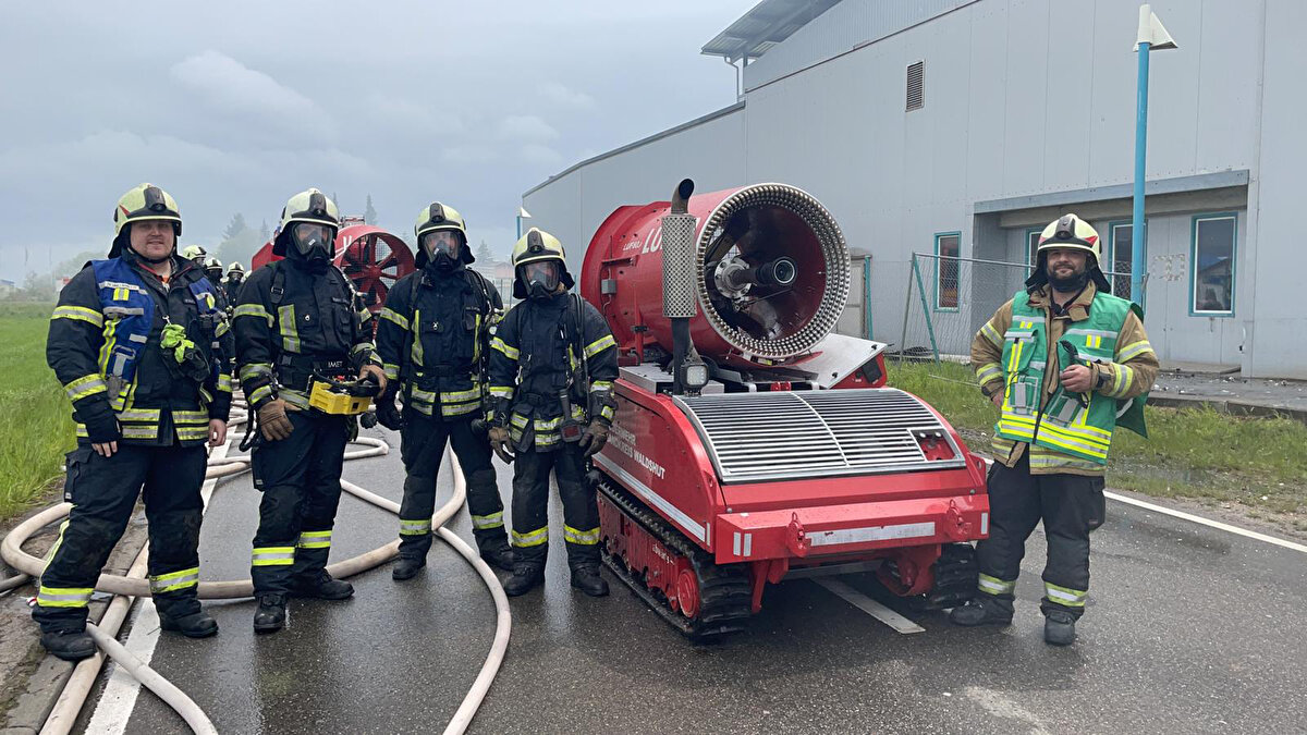 Baden- Württemberg eyaletindeki Waldshut'ta yaşayan itfaiyeci Doğan Atalay, Manavgat yangınını öğrenir öğrenmez Antalya'ya geldi. 12 yaşında 'çocuklar itfaiyesi'nde başlayıp, 18 yaşında itfaiyede aktif çalışmaya geçen Doğan Atalay, gönüllü olarak Türkiye'deki yangını söndürmek için geldiğini söyledi. Atalay, "Manavgat yangının 2'nci gününde bavulumu kapatıp sabahın 4'ünde gönüllü olarak geldim. Sıcak alandayız. Gündoğmuş'ta tahliye haberini bekliyoruz. Büyük bir ihtimal köyü boşaltacağız. Tehlikeli bölgedeyiz ama Allah'ın izniyle yangını söndürmeye devam ediyoruz. Tüm Türkiye'nin itfaiye birimleri burada. Onlar da insan, 3 saatlik uykuyla duruyoruz. Bizim amacımız yardım etmek. Bazen sözün bittiği yerdeyiz" dedi.