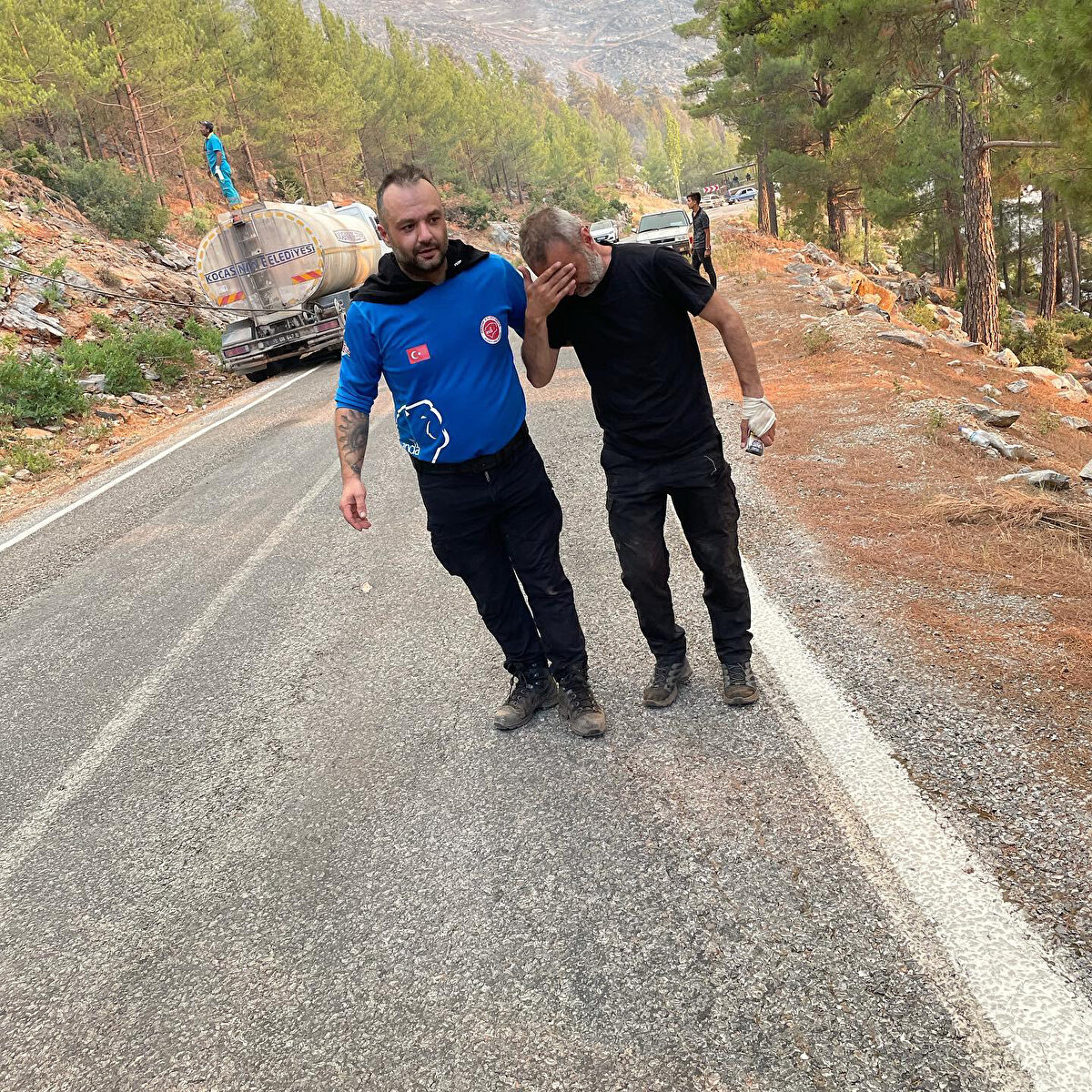 Sabah yine gönüllü olarak kumanyalar hazırlayan Doğan Atalay, geceleri ise aktif olarak sahada herkes gibi canla başla çalışıyor. Dün gece Gündoğmuş yangınında Katar'dan gelen ekiple yangın söndürme çalışmalarına katılan Atalay, Katarlı itfaiyecilere hem tercümanlık yapıyor hem de yangını söndürmek için mücadele veriyor.