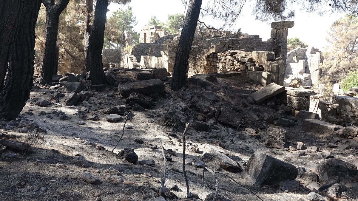 Tabelalar ise yanmayla beraber karardı. Antik kentin girişi de karardı.