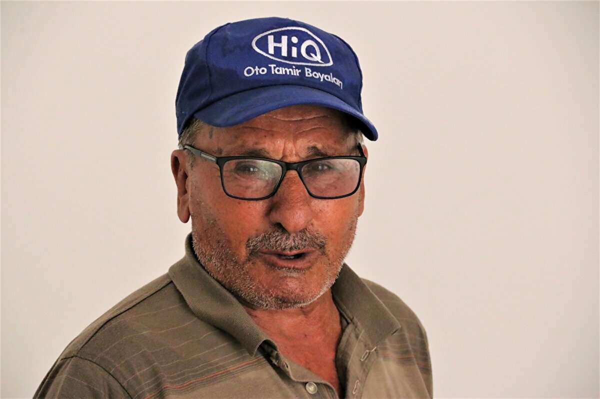 Yangın sonrasına yaşadığı korku dolu anları anlatan Remzi Solak, “Ben biraz yangını izledim. Sonra benim eve kadar alevler geldi. Alevler yaklaşmıştı. Yanacağını biliyordum. Beni oradan iki kişi aldı. Hastaneye götürdü. Acilden de buraya getirdiler. İki kardeşim var. Onlara da ne olduğunu bilmiyorum. Ne olduğundan haberim yok. Şu anda benim dönebilecek yerim yok. Evimin yapılmasını istiyorum. Yanan evimi görmek istemiyorum" dedi.
Yapılan araştırmada, Solak'ın kardeşlerinin durumunun iyi olduğu öğrenildi.