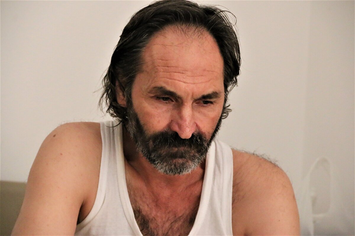 Yeğenine kavuşan Mehmet Tunç ise, “Ben Bucakşıhlar'da oturuyorum. Köylerimiz ayrı. Yeğenim evde yalnızdı, kardeşleri keçilerin başındaydı. Biz de yangın gelince evi bıraktık. 10 dakika içerisinde yanmış. Biz aradık ama ulaşamadık. Bana kayıp olduğunun bilgisi 3-4 gün sonra geldi. Geldik bulduk. Biz yandığını düşündük. Biz ormanda kaçarken yandığını düşündük. Şimdi ne yapacağımızı bilmiyoruz. Hem yeğenimin hem de bizim evimiz yandı" sözlerine yer verdi.