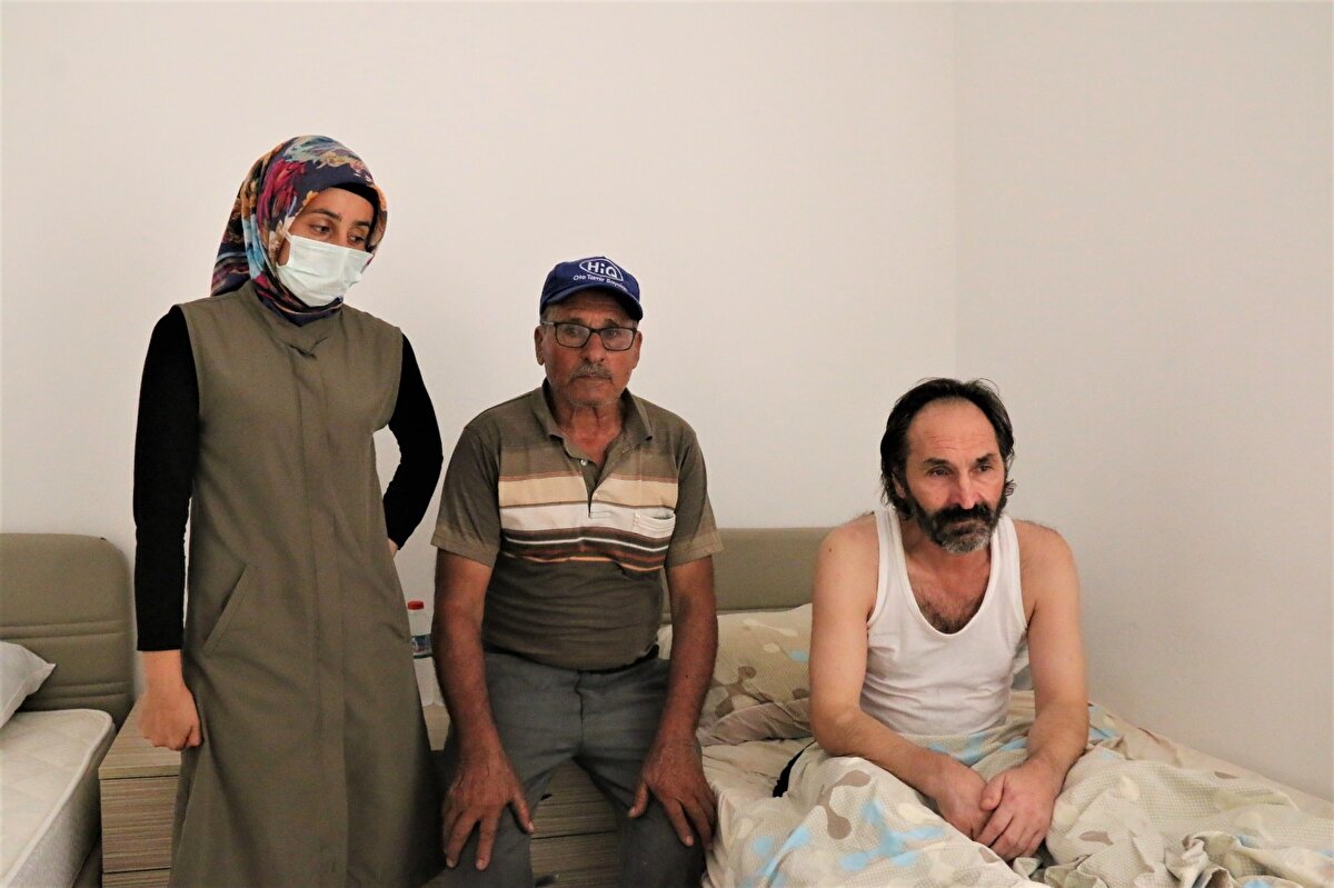 Manavgat ilçesi Sevinç Mahallesi'nden yaklaşık 30 kilometre ileride dağlık bir alanda ilkel şartlarda yaşayan Remzi Solak, alevlerin evini sarması sonrasında bölgede görev yapan AFAD ekiplerince alınarak Manavgat Devlet Hastanesi'ne getirildi. Solak, hastanede ayakta tedavisi yapıldıktan sonra Antalya'da yangında zarar gören vatandaşların konakladığı yurda bırakıldı. Solak'a yangın sonrasında bölgeye giden yakınları bir türlü ulaşamadı.