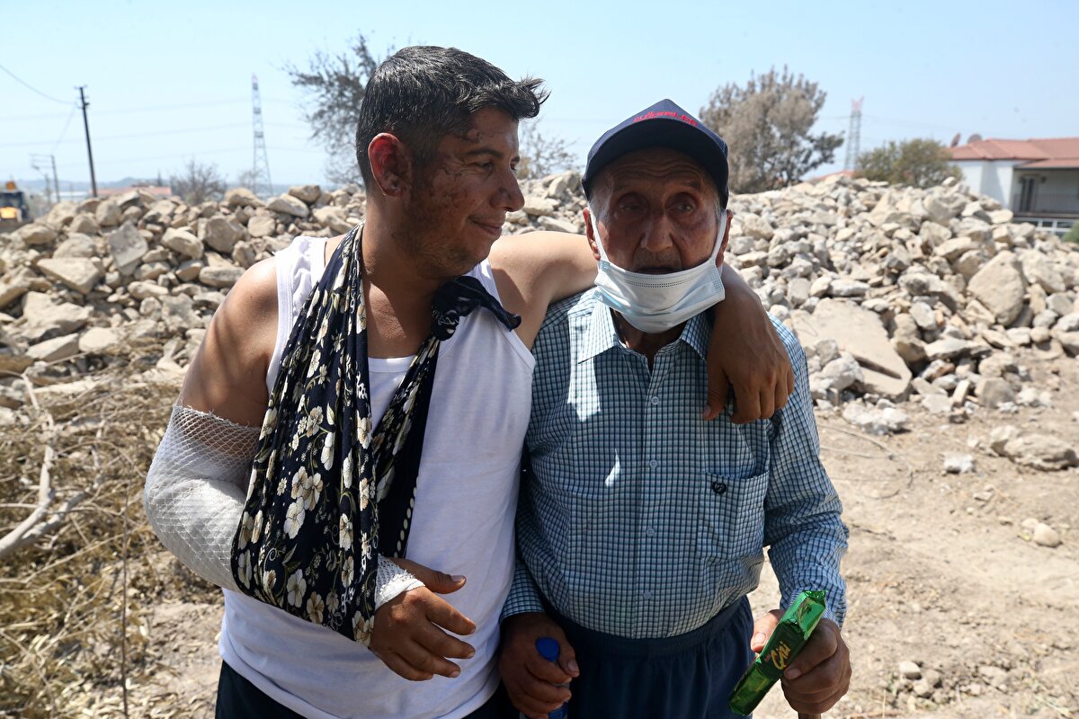 Türkiye son zamanlarda çıkan orman yangınları ile mücadele ederken, yangınların en büyüğü ise Antalya'nın Manavgat ilçesinde meydana geldi. Manavgat'ta meydana gelen yangın şiddetini artırarak büyüdü ve birçok evi kül etti. Yangın nedeniyle hayatını kaybeden vatandaşlar olurken, yangının ilk başladığı Kalemler Mahallesi tamamen yandı. Kalemler Mahallesi'nde yaşayan 67 yaşındaki Ümmühan Okudan ve 88 yaşındaki Mustafa Kemal Okudan çiftini ise oğulları kurtardı.