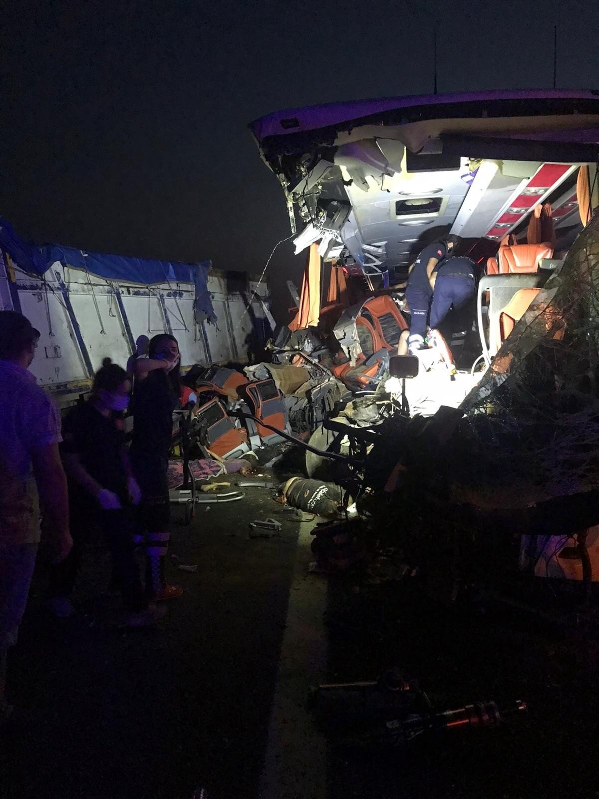 Öte yandan, yaralıların hastanelerde tedavilerin sürdüğü öğrenilirken, karayolunda kaza nedeniyle geniş güvenlik önlemi alındığı öğrenildi.