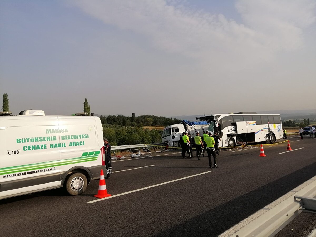 İhbar üzerine gelen sağlık ekiplerince yapılan kontrollerde, 6 yolcunun olay yerinde yaşamını yitirdiği tespit edildi.