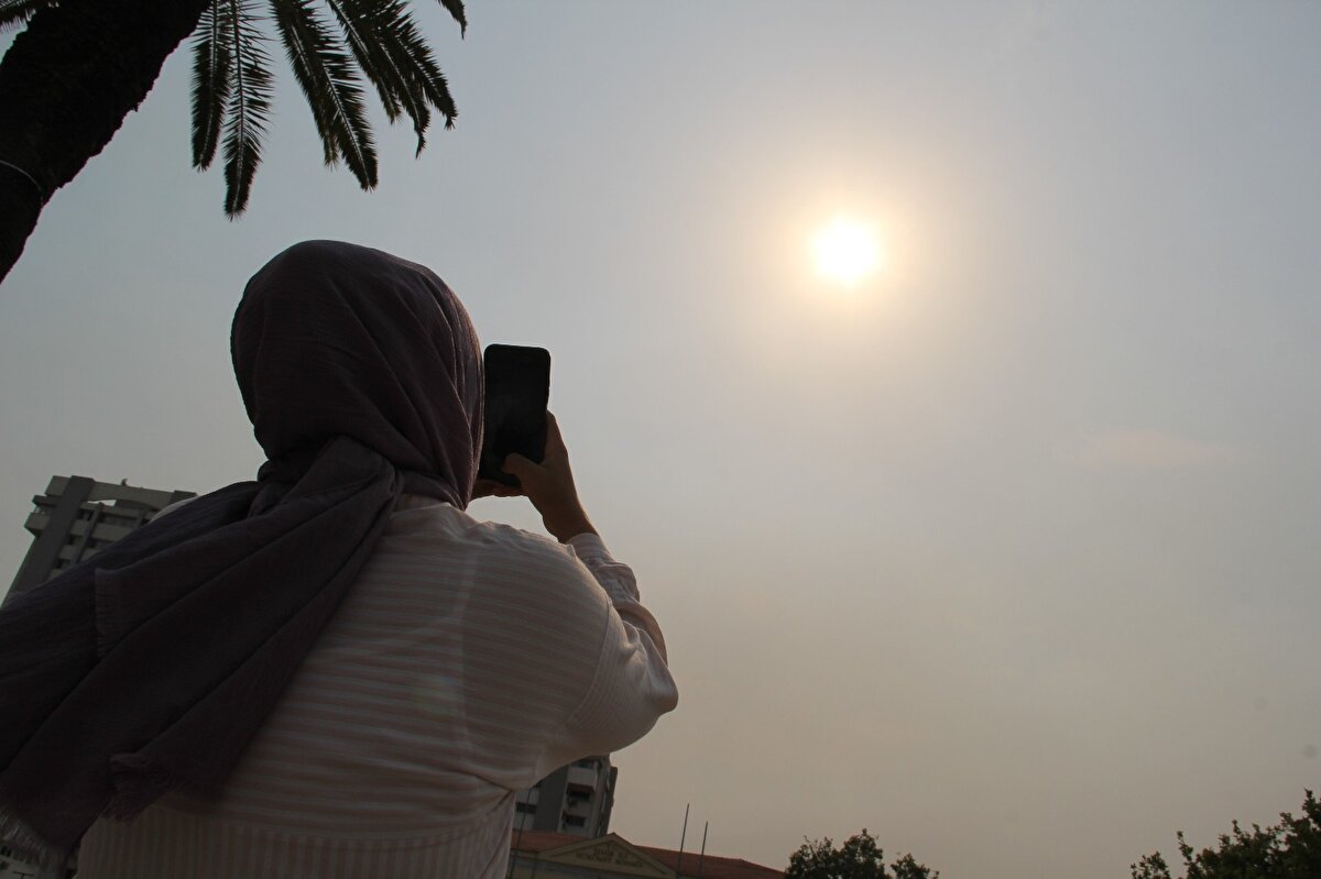 Yaklaşık 2 hafta sonra rüzgar güneye döndü. Atmosfer dinamik bir yapı. Bugün Afrika üzerinden toz taşınımı da bekliyorduk. Bunlara ilave güney bölgelerimizde devam eden yangınların oluşturduğu duman ve partiküller de rüzgarın taşıdığı nemle birlikte İzmir ve Ege semalarını doldurdu. Bu da havada bir bulanıklık ve atmosfer parlaklığında bir azalma oluşmasına neden oldu ama herhangi bir olumsuzluğa sebep olacak bir durum söz konusu değildir. İnsan sağlığı konusunda olumsuz bir etkisi yok.