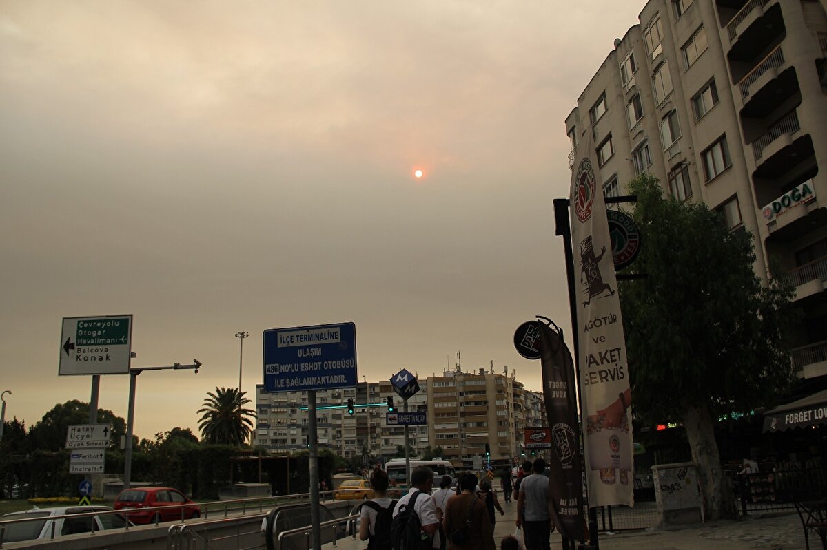 Orman yangını çıkmış olabileceğinden endişelenen vatandaşlar itfaiye ekiplerine bildirimde bulundu.