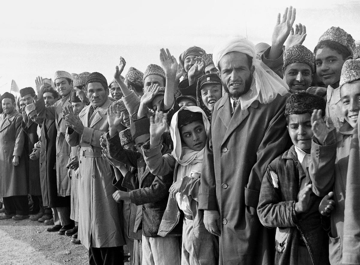 9 Aralık 1959'da Afganistan’ı ziyaret eden Amerikan Başkanı Eisenhower’ın konvoyunun geçiş güzergâhında bekleyen meraklı Kabil sakinleri. 