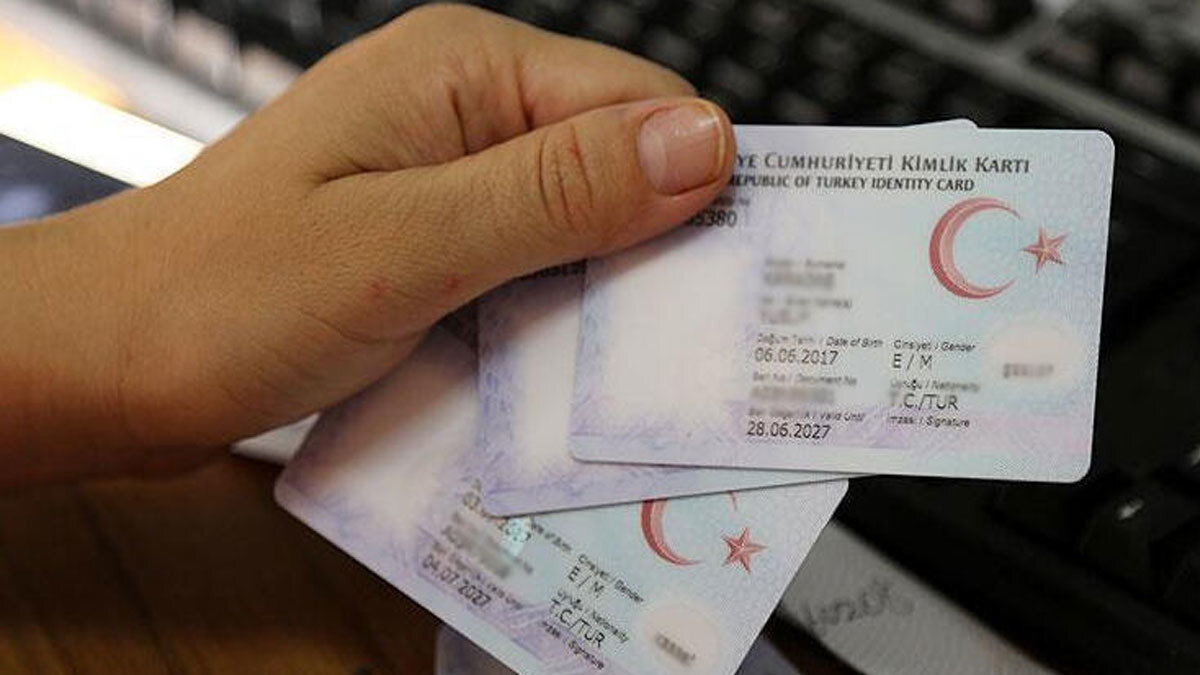 Gerekli belgelerle randevunuzu aldığınız gün, nüfus müdürlüğüne giderek başvuru işleminizi yapıyorsunuz. Yeni kimlik, 1 gün veya en geç 2 gün içinde adresinizde oluyor.