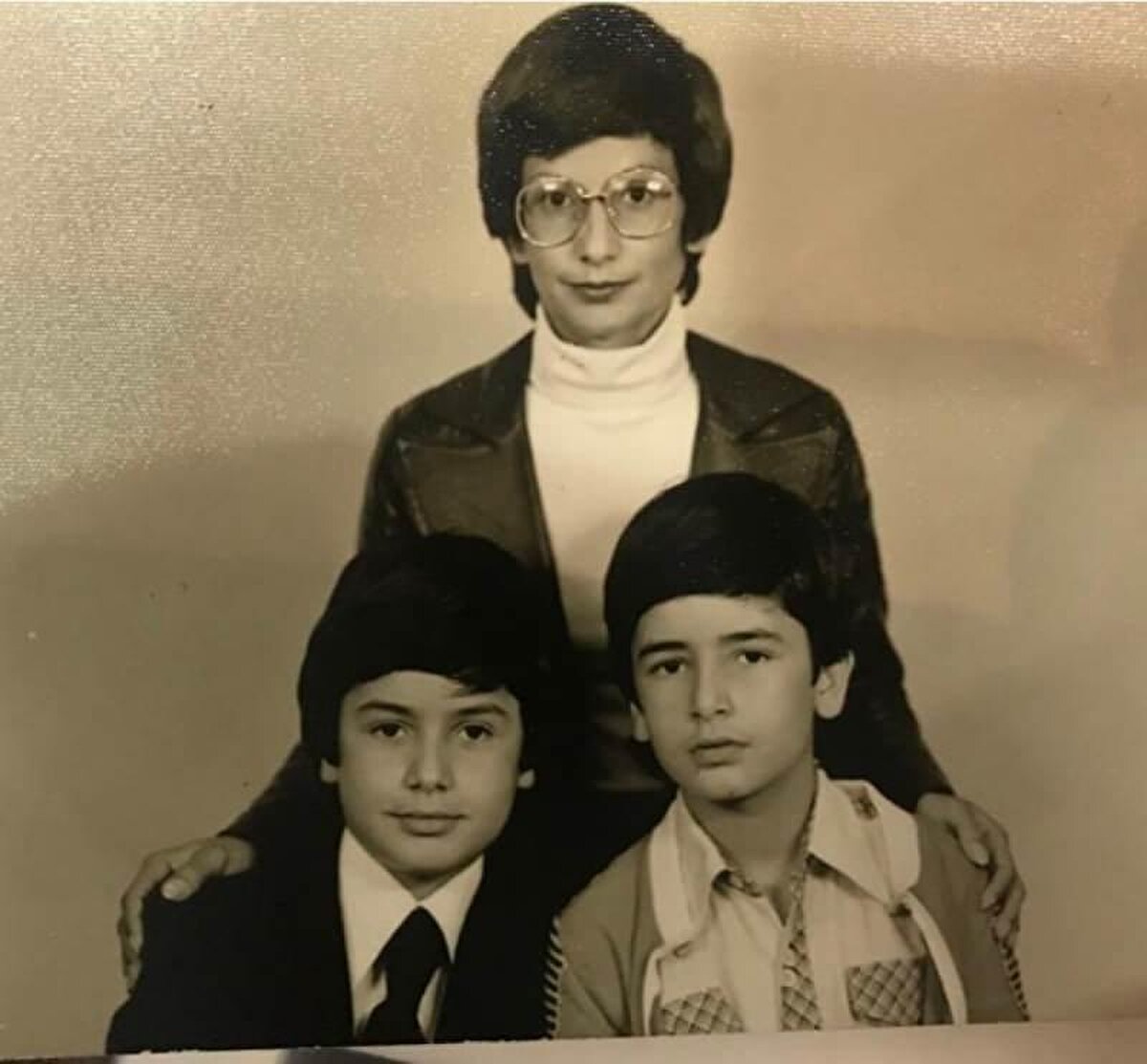 - Yurtiçi ve yurtdışı çok sayıda konferansta yer almış, özellikle burun hastalıkları ve alerji konusunda yerli - yabancı yayınlarda yazıları yayımlanmıştır.