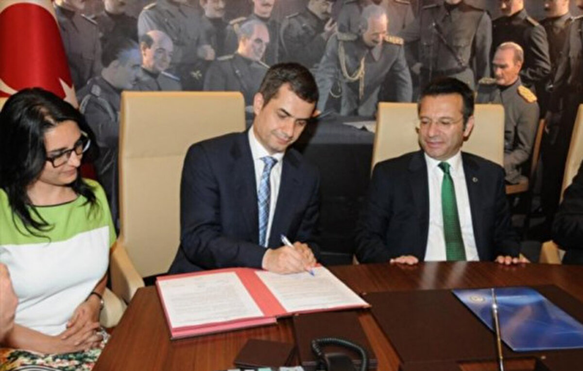 1967 yılında Erzurum'da dünyaya geldi. Evli olan Ilıcalı İngilizce, İtalyanca ve İspanyolca biliyor. 1993 yılında İstanbul Üniversitesi Tıp Fakültesi'nden mezun olan Ömer Ilıcalı, uzmanlığını da yine 1998 yılında İstanbul Üniversitesi Tıp Fakültesi'nde aldı. İhtisas sonunda ise ABD Albert Nemeth Lazer Merkezi'ne gitti.