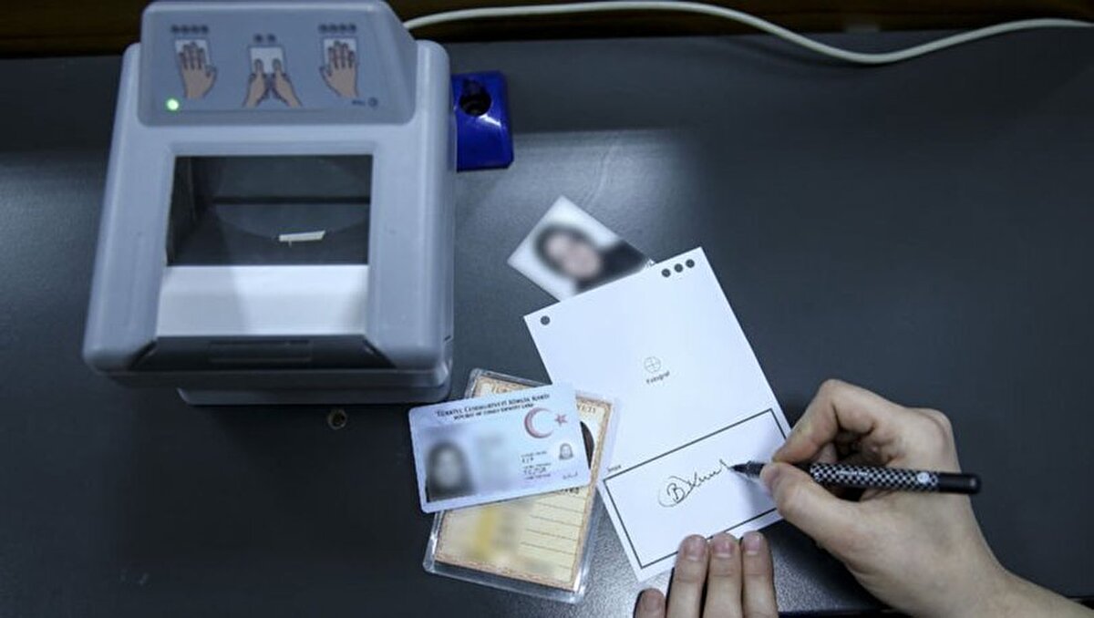 Nüfus cüzdanını çipli hale getirmek için de ilk etapta 2023 yılına kadar süre tanınsa da daha sonra bu kısıtlama kaldırıldı. Ancak çipli kartın sunduğu avantajlardan faydalanmak için bir an önce harekete geçin. İşlemler ise kısa süreli ve çok basit.