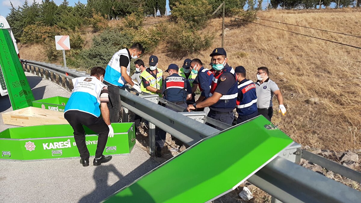 Kazada 11 kişi olay yerinde hayatını kaybetti. Bölgeye gelen 112 Acil Servis ekiplerince hastaneye kaldırılan 4 yaralı da müdahalelere rağmen kurtarılamadı.
