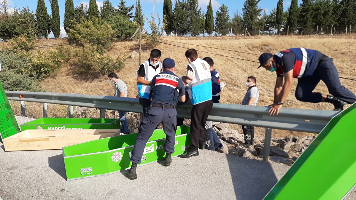 Balıkesir OSB Çevre Yolu'ndan Edremit ilçesine doğru seyir halindeki Zongudak-İzmir seferini yapan Efe Tur'a ait yolcu otobüsü, kontrolden çıkarak devrildi.
