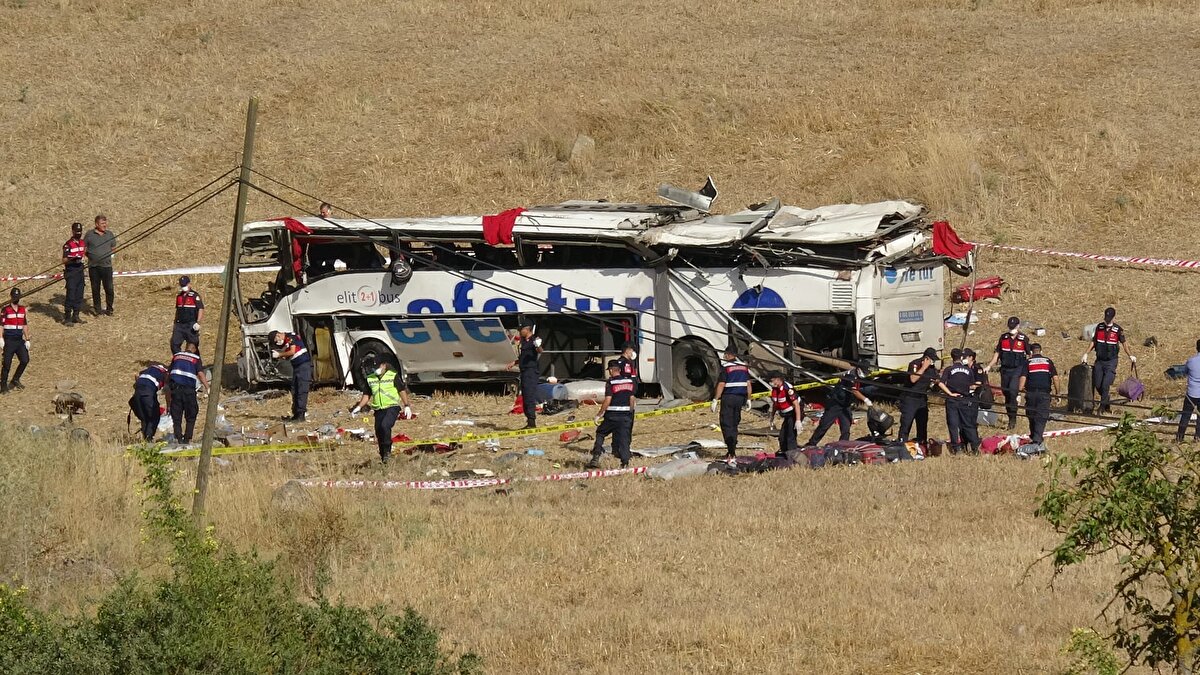 Şıldak, İl Sağlık Müdürü Serkan Kadir Keskin'den yaralıların durumları hakkında bilgi aldı ve hasta yakınlarıyla ilgilendi.
