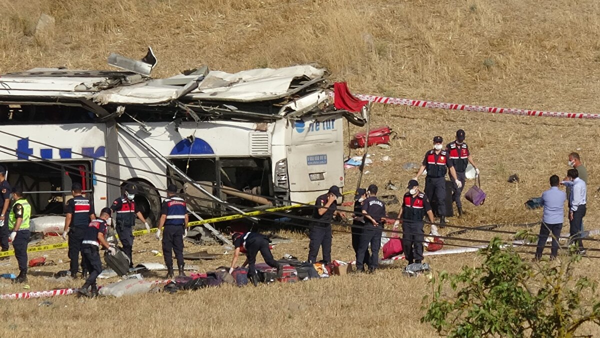 Vali Şıldak, Balıkesir Şehir Hastanesi'nde gazetecilere, otobüsün yoldan çıkarak devrilmesin sonucu 15 kişinin hayatını kaybettiğini söyledi.
