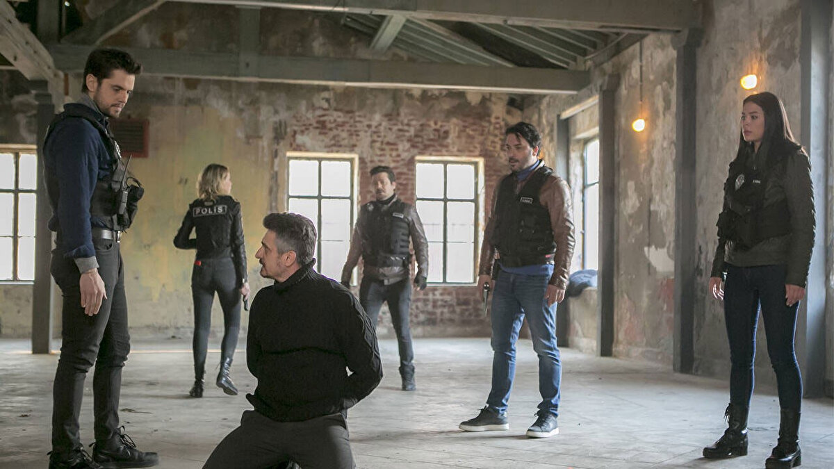 2010 yılı Nisan ayının 2. haftasında askerlik nedeniyle diziden geçici bir süreliğine ayrılmıştır. Vatanî görevini (askerlik), 333. Kısa Dönem olarak Nisan 2010'da başlayıp Eylül 2010'da Bingöl'de tamamlamıştır.