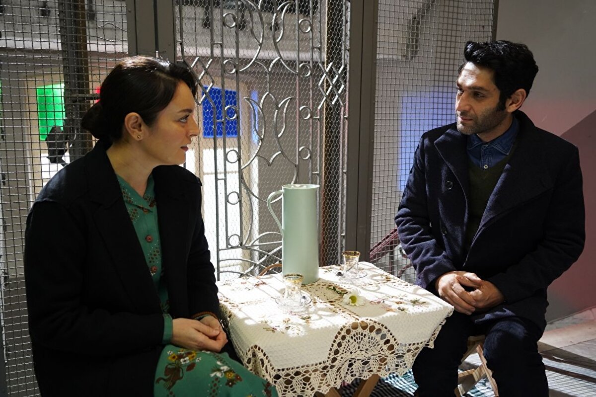 Ezgi Mola dizi ve sinema oyuncusudur. 29 Mart 1983 tarihinde İstanbul’da doğan Mola, eğitimini Hasan Ali Yücel İlkokulu, Turhan ve Mediha Tansel İlkokulu, Kadir Rezan Has Ortaokulu ve Halit Armay Lisesinde tamamladı. Oyunculuk merakı, henüz lisedeyken Müjdat Gezen Sanat Merkezi'nde oyunculuk kurslarına katılmaya yönlendirdi. Mola, lise eğitimini tamamladıktan sonra bu merkezde dört yıl eğitim aldı ve Müjdat Gezen Sanat Merkezi'ni bölüm birincisi olarak tamamladı.  