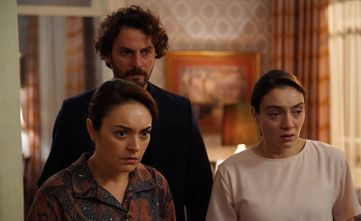 TRT'nin OGM Pictures imzalı Masumlar Apartmanı dizisinde 'Safiye' karakterini canlandıran Ezgi Mola'nın akıbeti merak konusu oldu. 10 gündür devam eden yangınlarla ilgili olarak kişisel sosyal medya hesabından iktidara eleştiriler yönelten ve 'Help Turkey' kampanyasına da katılan Ezgi Mola'nın, TRT yönetiminde rahatsızlık yarattığı konuşuluyordu.