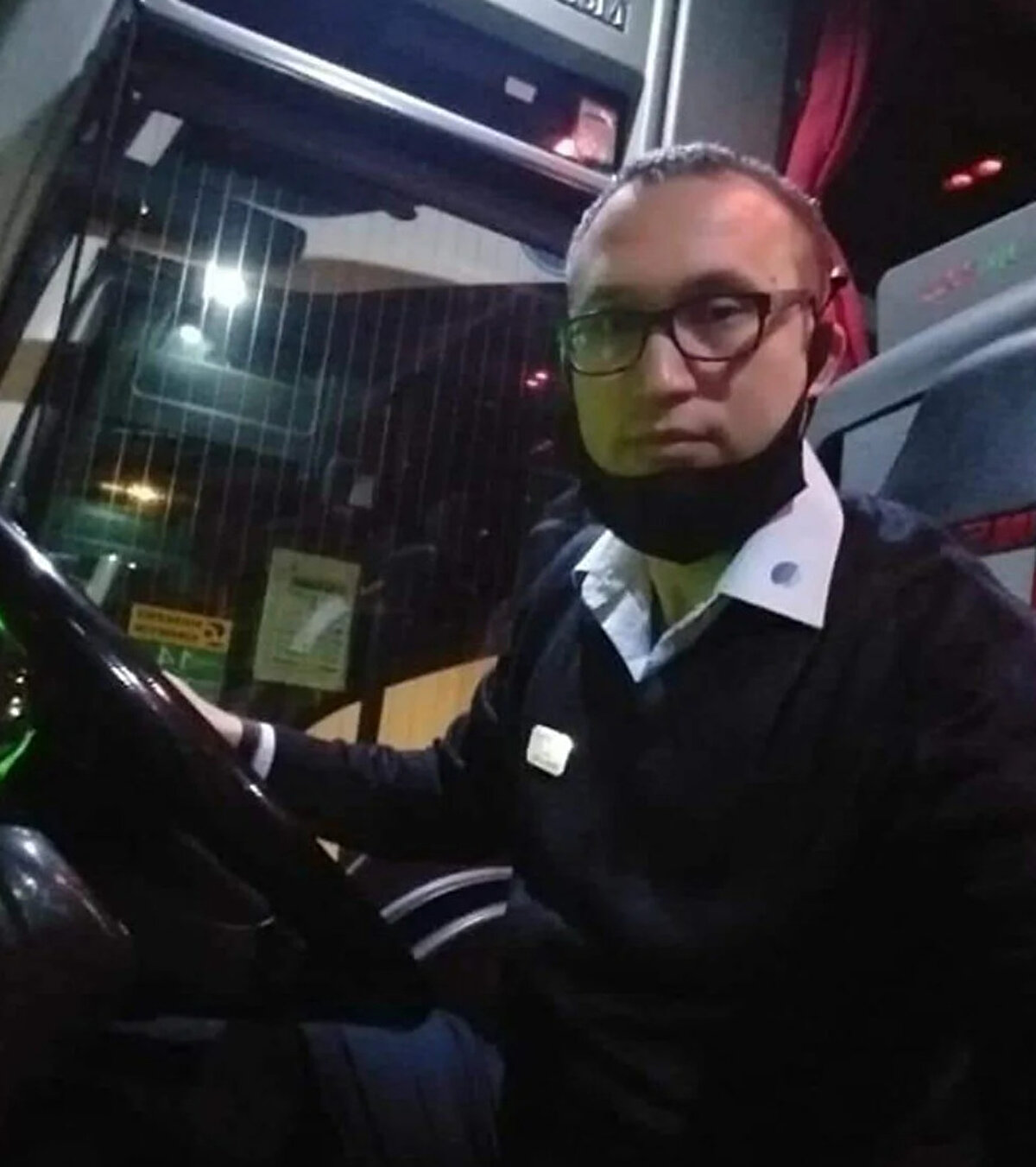 Dört kardeş olduğu öğrenilen Kerem Başol'un yaklaşık 5 yıldır muavinlik ve şehirlerarası otobüs şoförlüğü yaptığı öğrenildİ. 