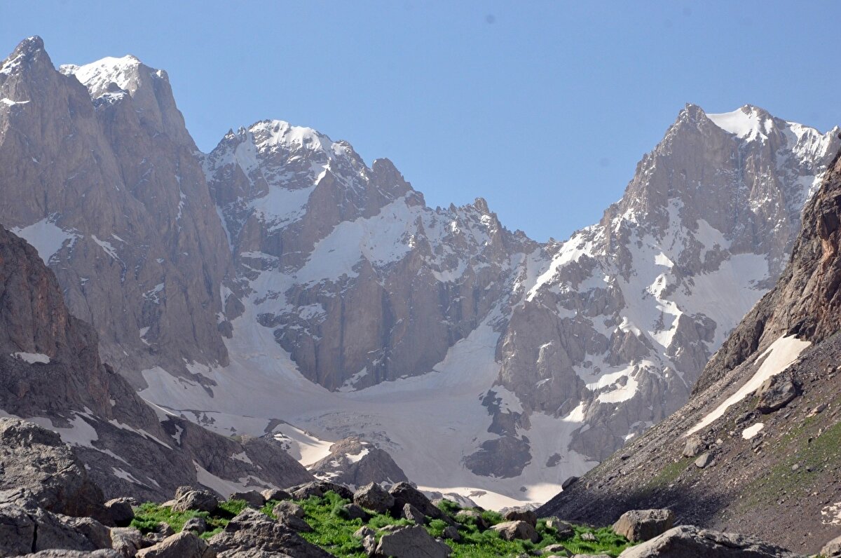Buzulların gün geçtikçe erdiğini söyleyen doğasever Faruk Akbaş, "4 yıl önce tekrar buraya gelmiştim. Geldiğimiz yer tamamen buzuldu. Burada da buzul mağarası vardı. Buzulların yarısı yok yok olmuş.” dedi.