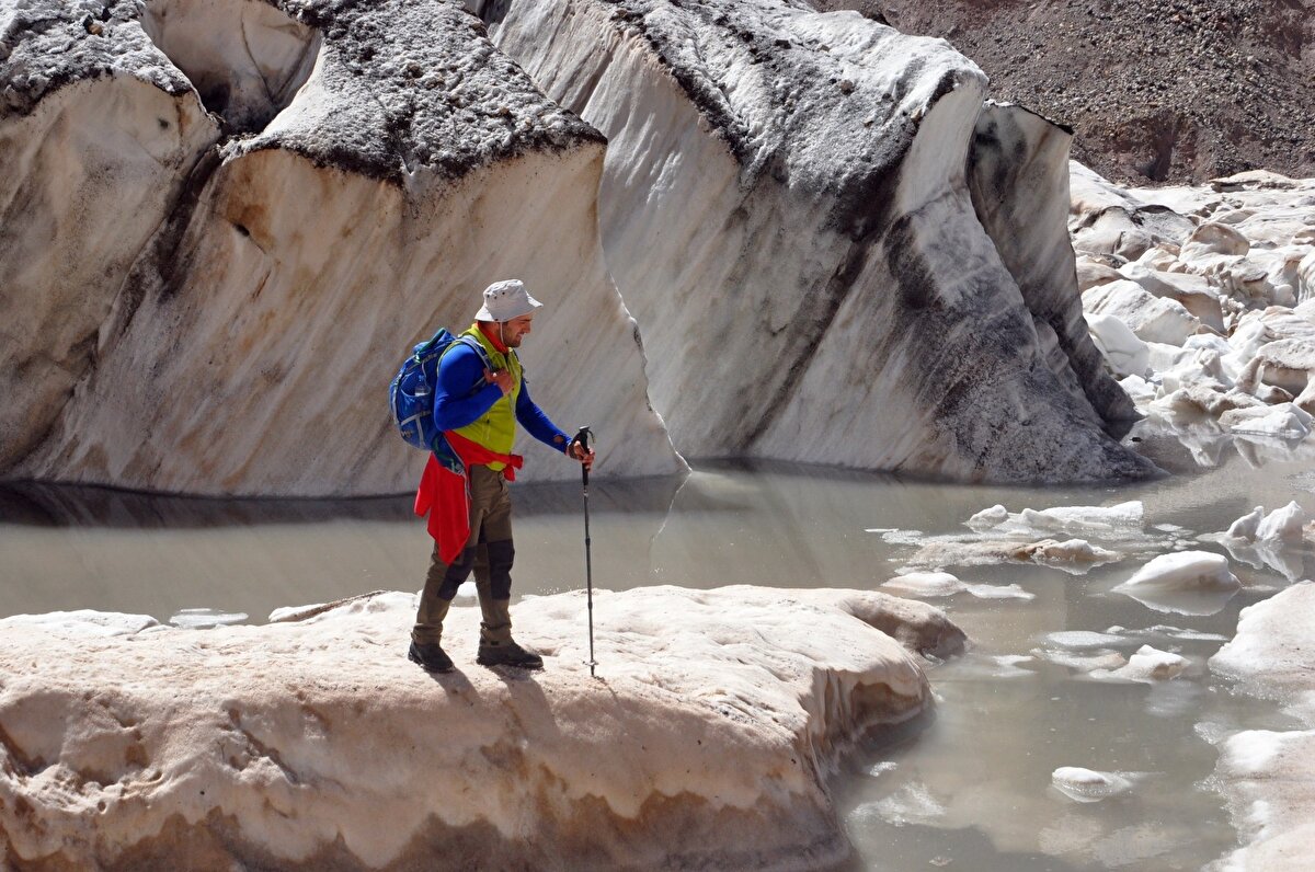 Aktif buzullar, enine buzul çatlakları, erime öncesindeki eski buzuldan geriye kalan buzul çizikleri ve buzul cilalama izlerini gören ekip, yaylalardaki otlaklarda sürü sahiplerinden bilgi aldılar.