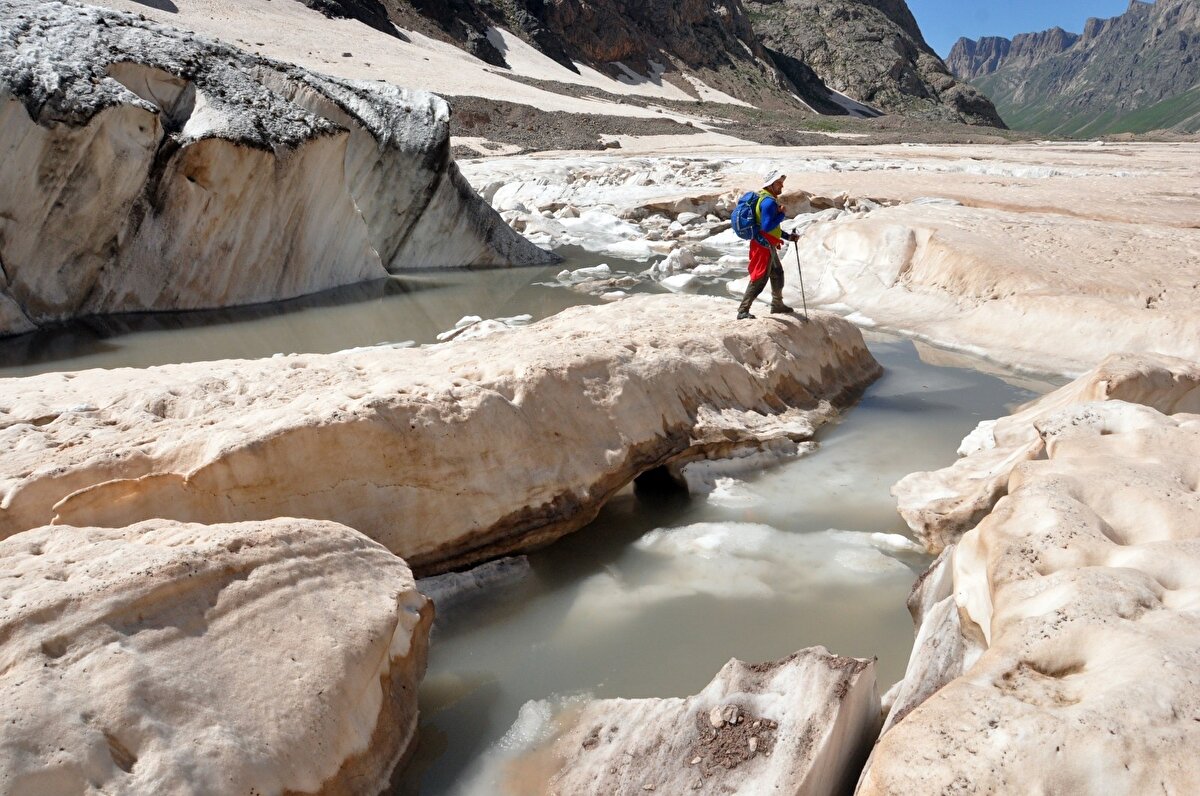 Sonraki nesillerin buzullardan haberdar olamayacağından bahseden Canan, “Acilen çözümler bulmalıyız. Küresel ısınmanın, iklim değişikliğin belki önüne belki tamamen geçemeyiz ama bireysel olarak her birey neler yapabilir bunun üzerine oturup konuşmalıyız.” dedi.