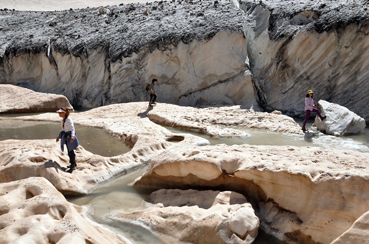 Coğrafya öğretmenlerinden oluşan kadroyla, 1950 metrelerdeki Yüksekova'da sazlık ve bataklık alanları gezdi, 3 bin 794 metre yüksekliğindeki Sat Dağları'nın buzul göllerini gözlemledi.