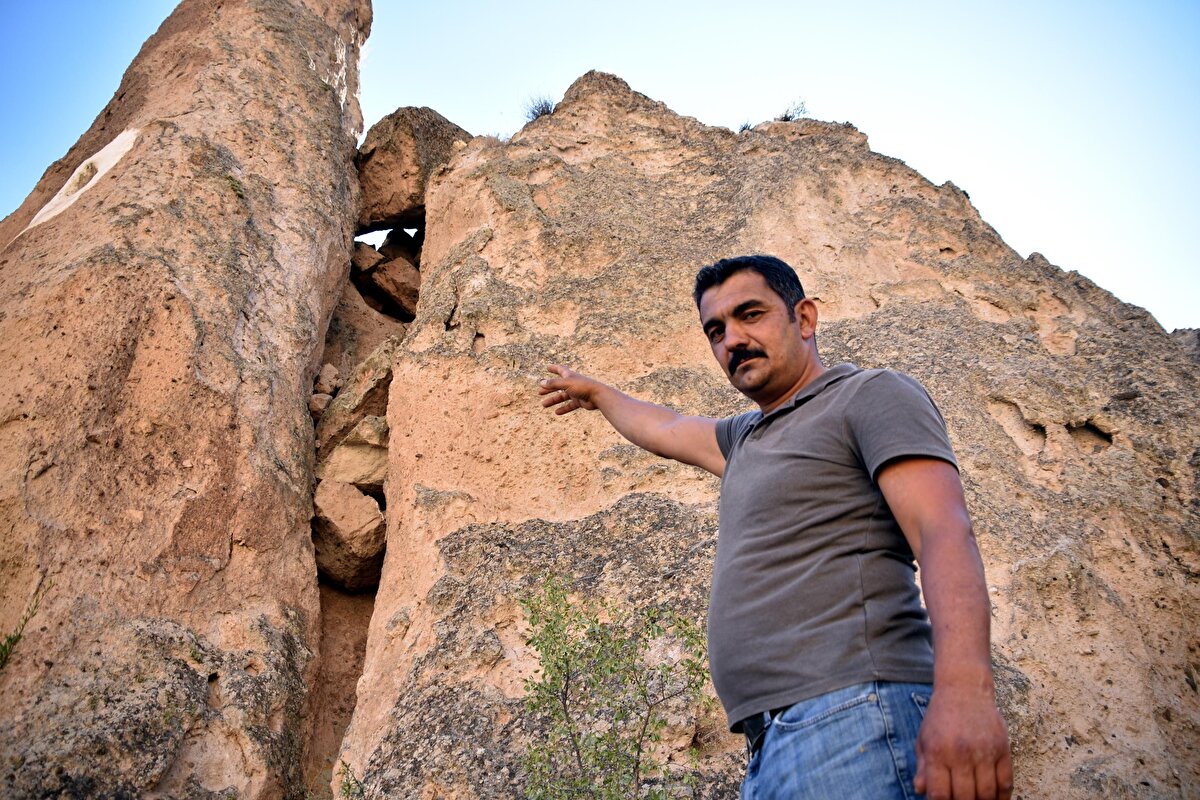 Her yıl binlerce yerli ve yabancı turistin ziyaret ettiği Yeşilhiar ilçesi Soğanlı Mahallesinde yaşayan 1 çocuk babası Yılmaz Aris, geçimini kaya balından sağlıyor. 