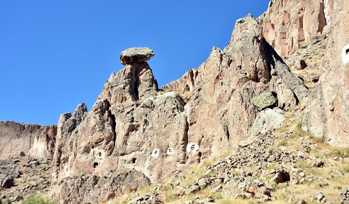Özenle toplanan doğal ballar, bölgeye gelen turistlere satılıyor, ülkenin çeşitli kentlerine gönderiliyor. Yıllardan beri peribacalarında bal ürettiklerini belirten Aris, Dedem ve babamdan süregelen kaya balı üreticiliğini ben de devam ettirmeye çalışıyorum. Peribacaları yerleşim yerine 1,5 saat uzaklıkta bulunuyor. Her gün bu yolu yürüyerek geliyorum. Çok zor ve ilgi gerektiren bir iş. Babamdan sonra 4 senedir kendi başıma kaya ballarının üretimini yapıyorum diye konuştu.  