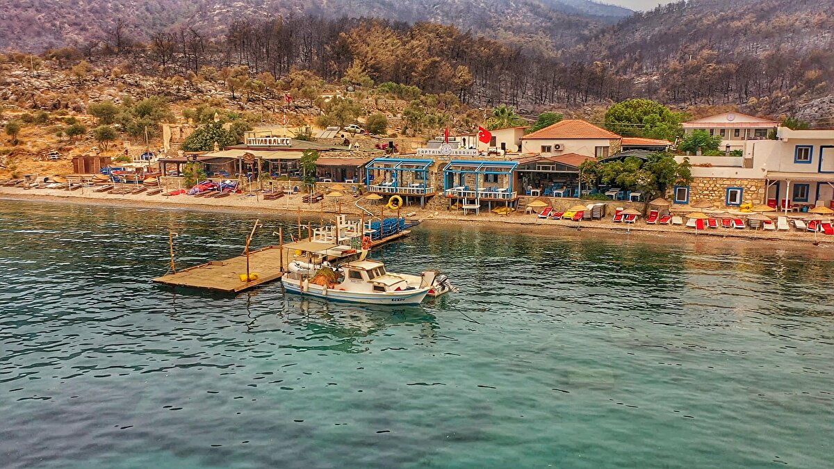 "Dron ile hava fotoğrafları, videoları çektim. İki saat üzeri video, yüzlerce fotoğraf arşivledim. Onlarca kez geçtiğimiz bu bölgelerin eski halini hatırlayınca gün içinde bol bol ağladım. Korku filmi sahnelerinden bir farkı yok. Durum felaket. Bizleri bu duruma düşürenleri değil bizler, torunlarımız dahi anacak, unutmayacak."

