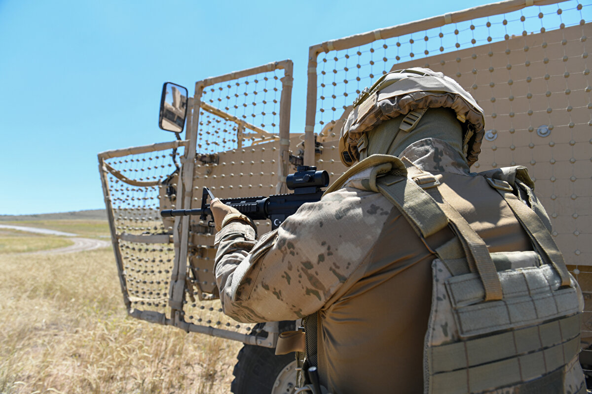 Süpersonik seslere duyarlı ve silah kuleleriyle entegre akustik uyarı sistemi, aktif karıştırmaköreltme sistemi, 360 derece çift kullanıcılı sis havanları ve KBRN (kimyasal, biyolojik, radyolojik, nükleer) sistemi de aktif koruma unsurları olarak araç üzerinde yer alıyor. 